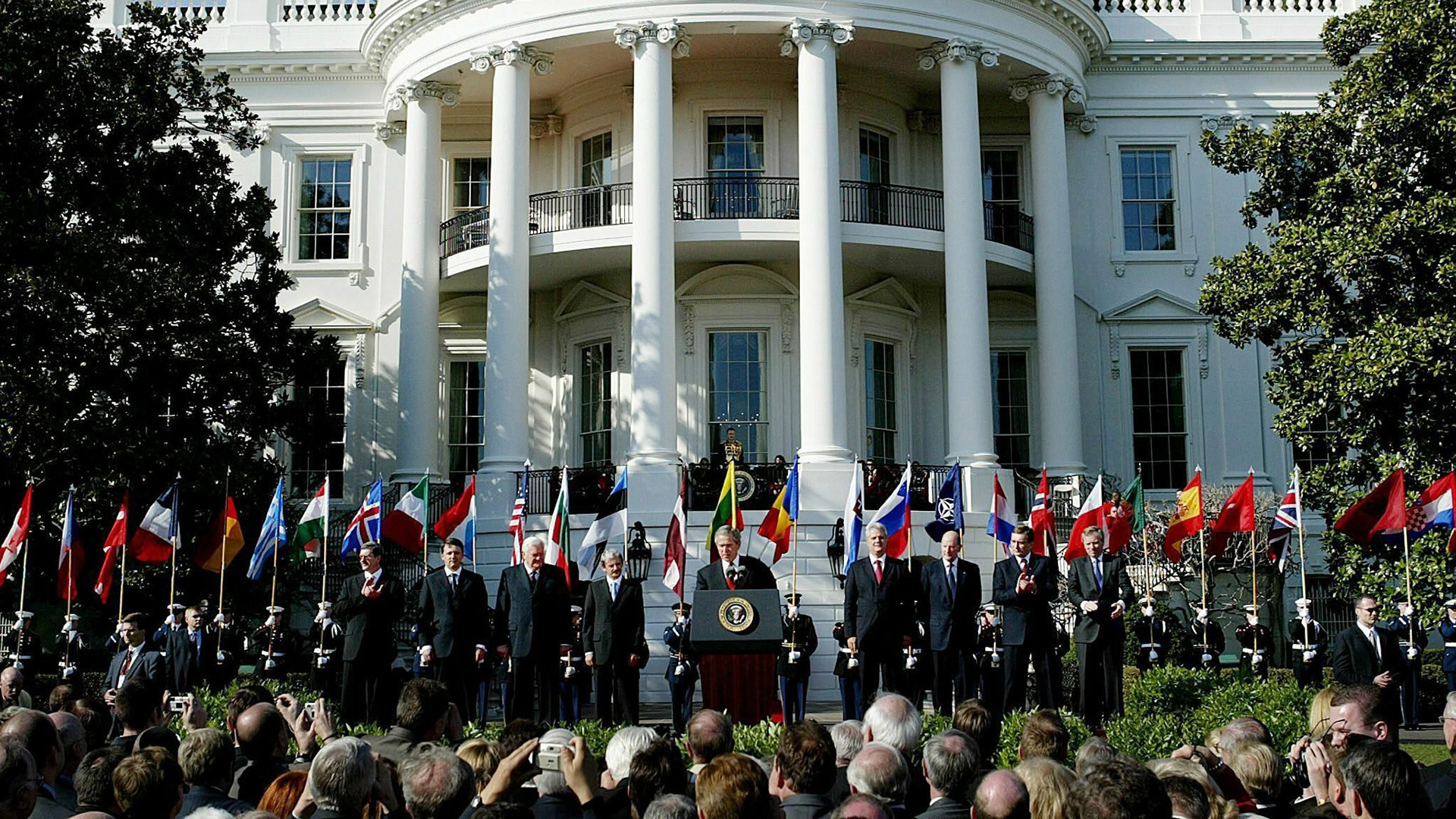 Feierlichkeiten zur Aufnahme der Slowakei und anderer Staaten in die NATO vor dem Weißen Haus am 29. März 2004. | picture-alliance / dpa/dpaweb