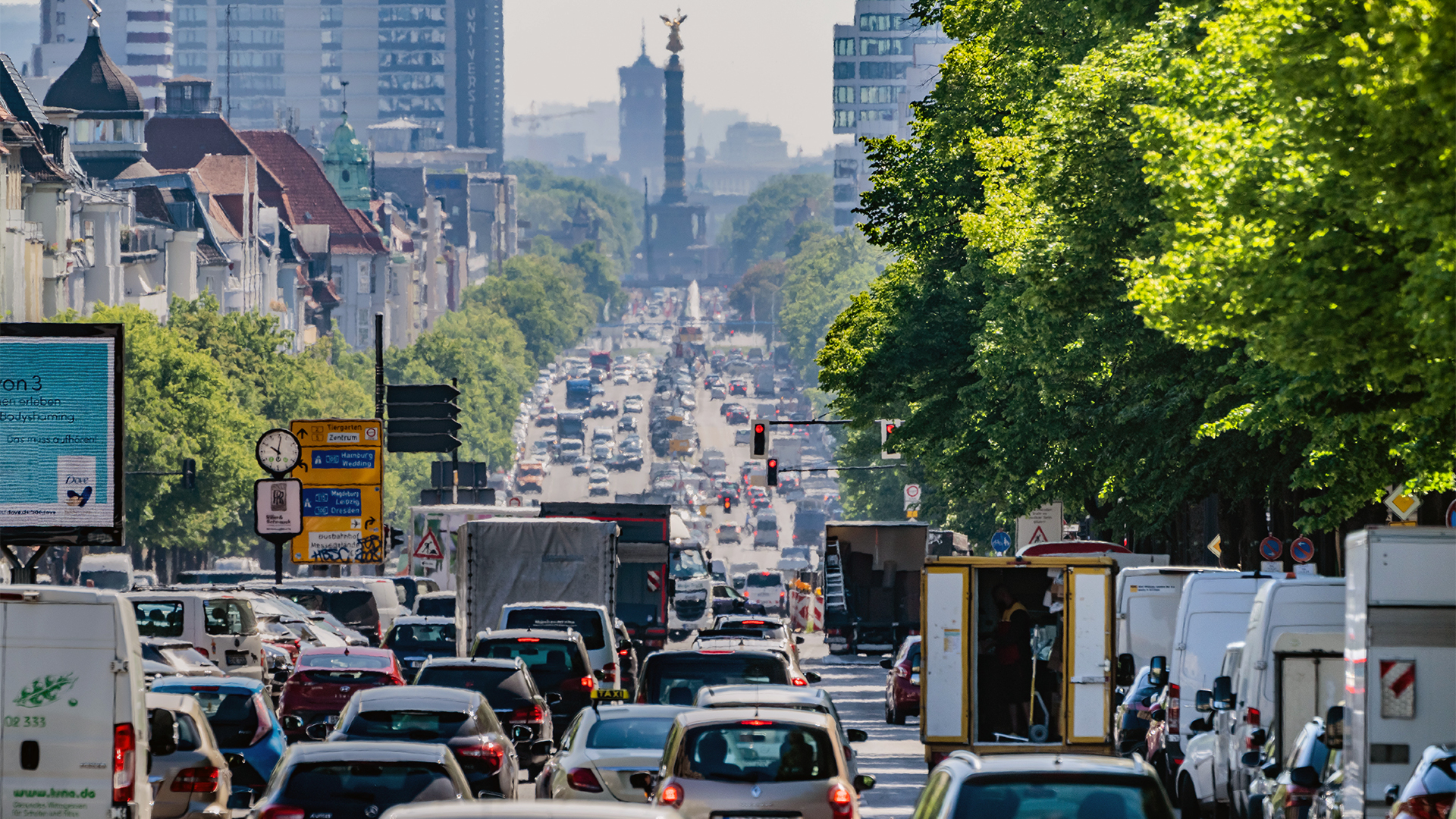Autos, LKW und Lieferfahrzeuge fahren auf dem Kaiserdamm in der Hauptstadt stadteinwärts. | picture alliance/dpa