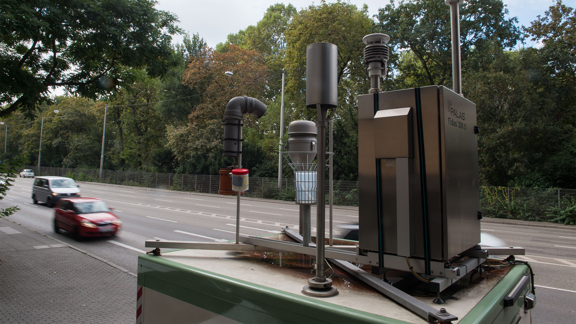 Autos fahren am Neckartor in Stuttgart (Baden-Württemberg) an einer Messtation zur Messung der Luftqualität vorbei.
