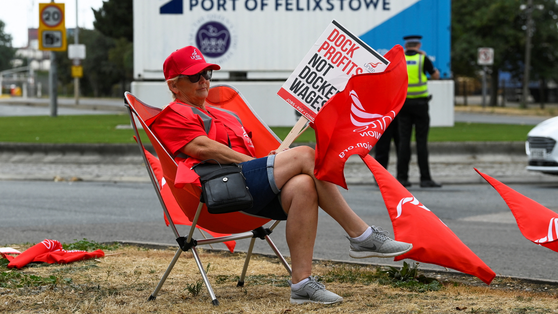 Eine Mitarbeiterin des Hafens Felixstowe streikt.  | REUTERS