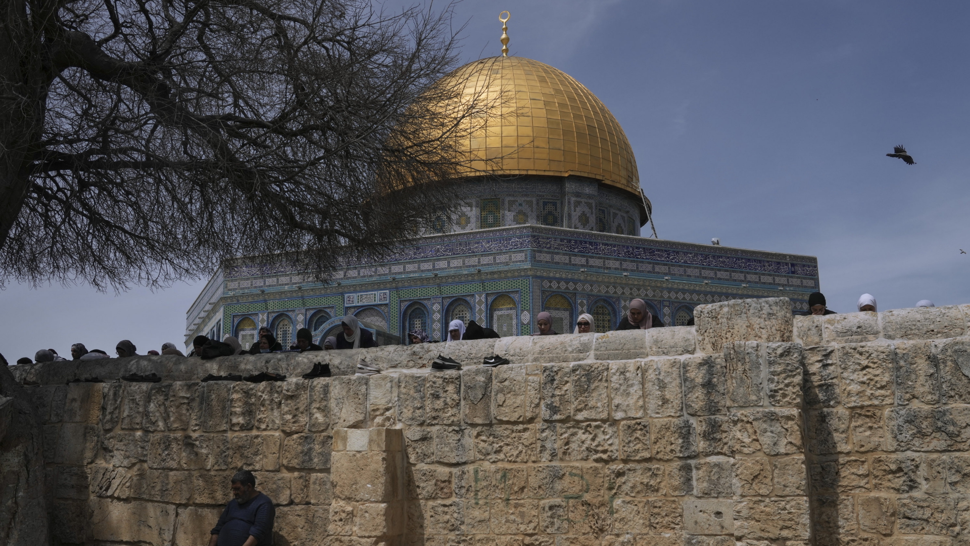 Menschen beim Freitagsgebet neben dem Felsendom in Jerusalem, Israel. | AP