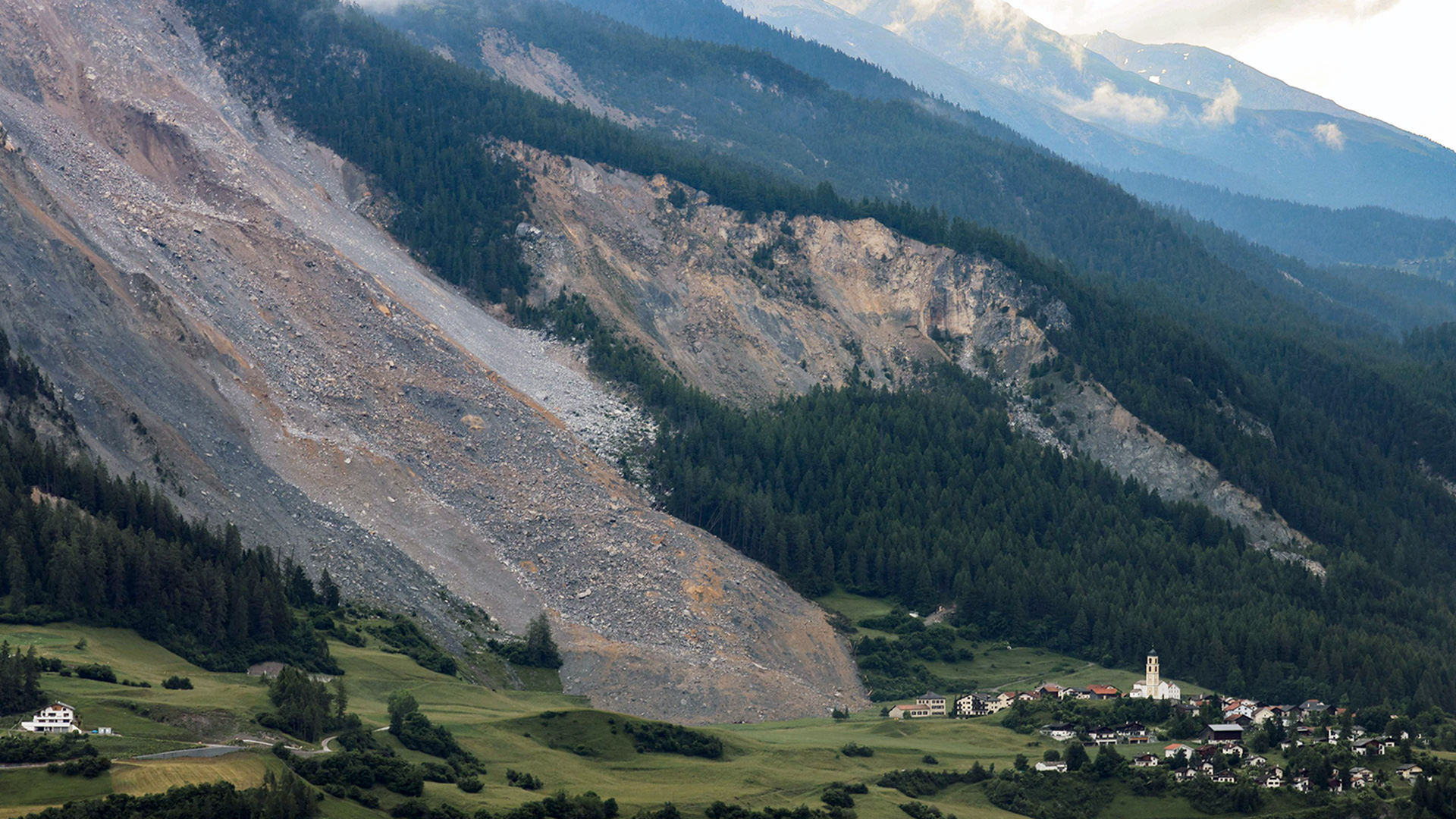 Bergdorf Brienz in der Ostschweiz nach einem massiven Erdrutsch. 
