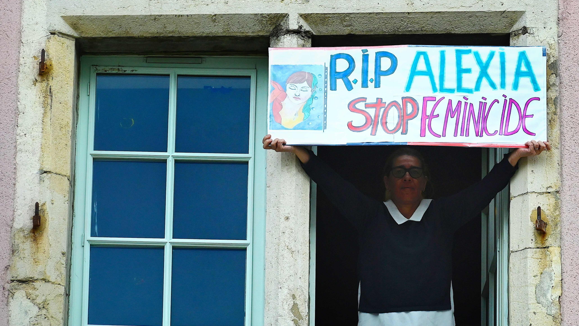 Eine Frau hält ein Schild mit der Aufschrift RIP Alexia in die Höhe | AFP