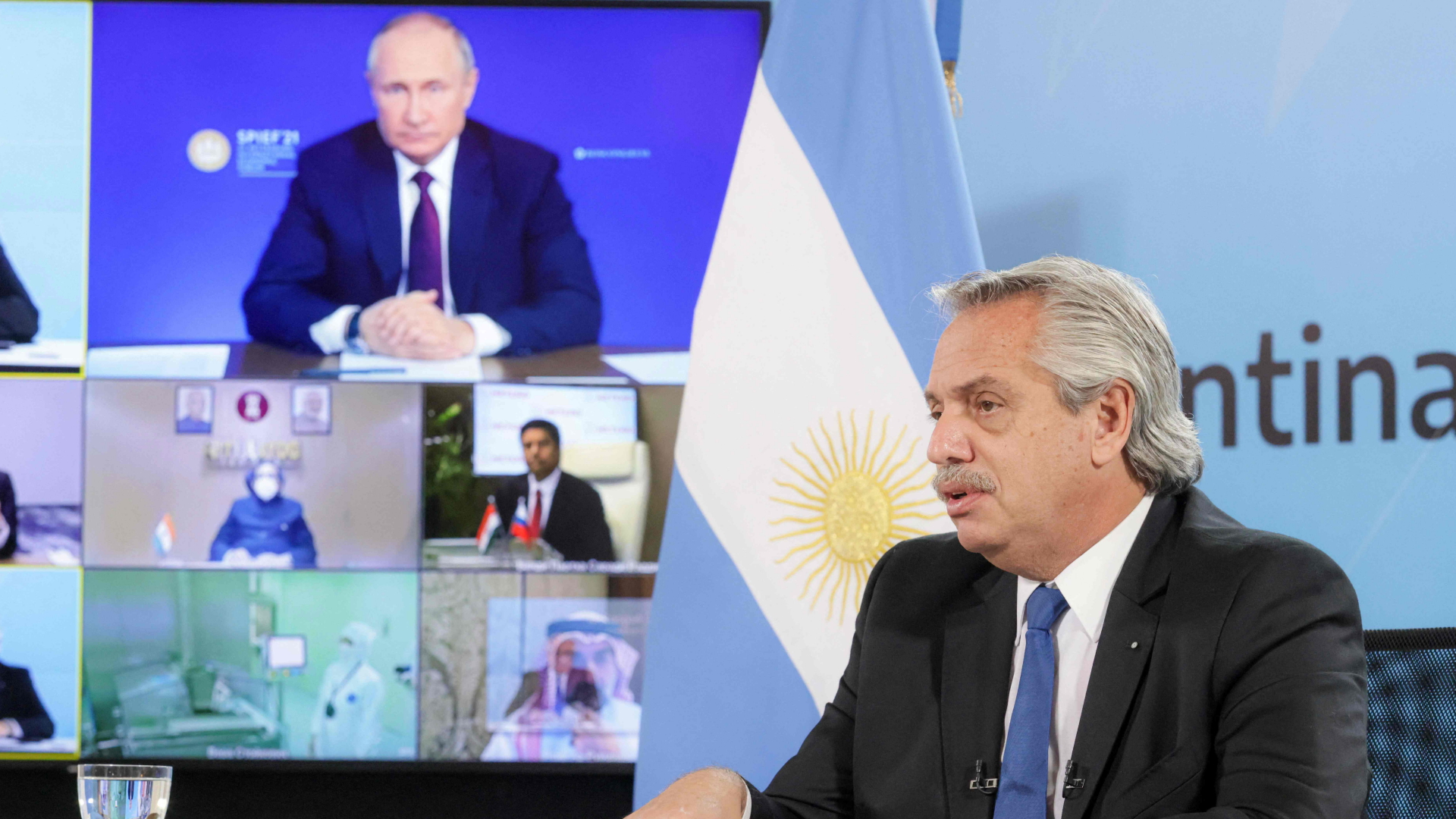 Argentiniens Präsident Alberto Fernández in einer Videokonferenz mit Russlands Präsident Waldimir Putin | AFP