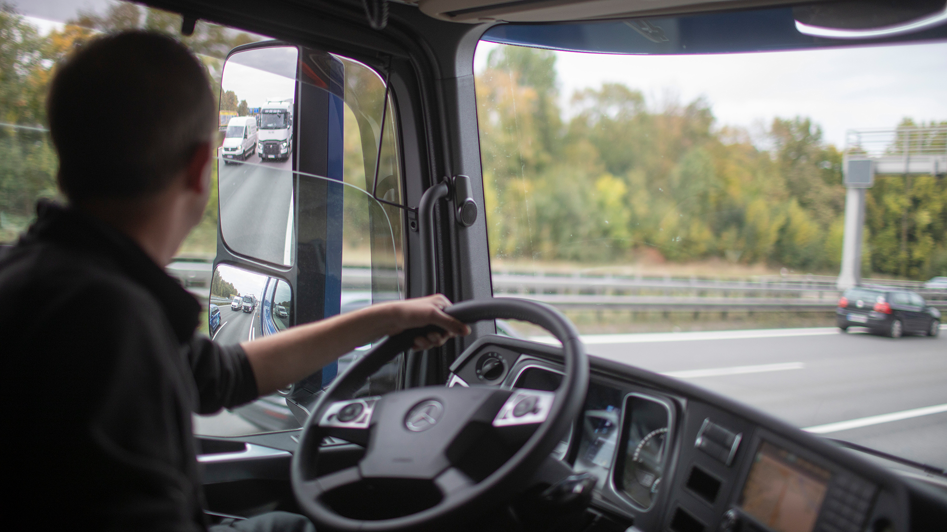 Ein Lkw-Fahrer bei der Fahrt | ARD-aktuell / Retzlaff
