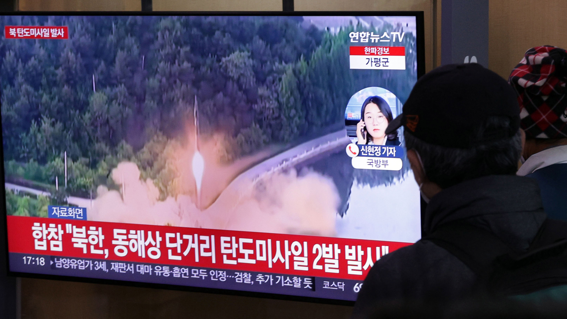 Menschen sehen in Seoul (Südkorea) einen Fernsehbericht über den Abschuss von zwei ballistischen Kurzstreckenraketen durch Nordkorea. | EPA