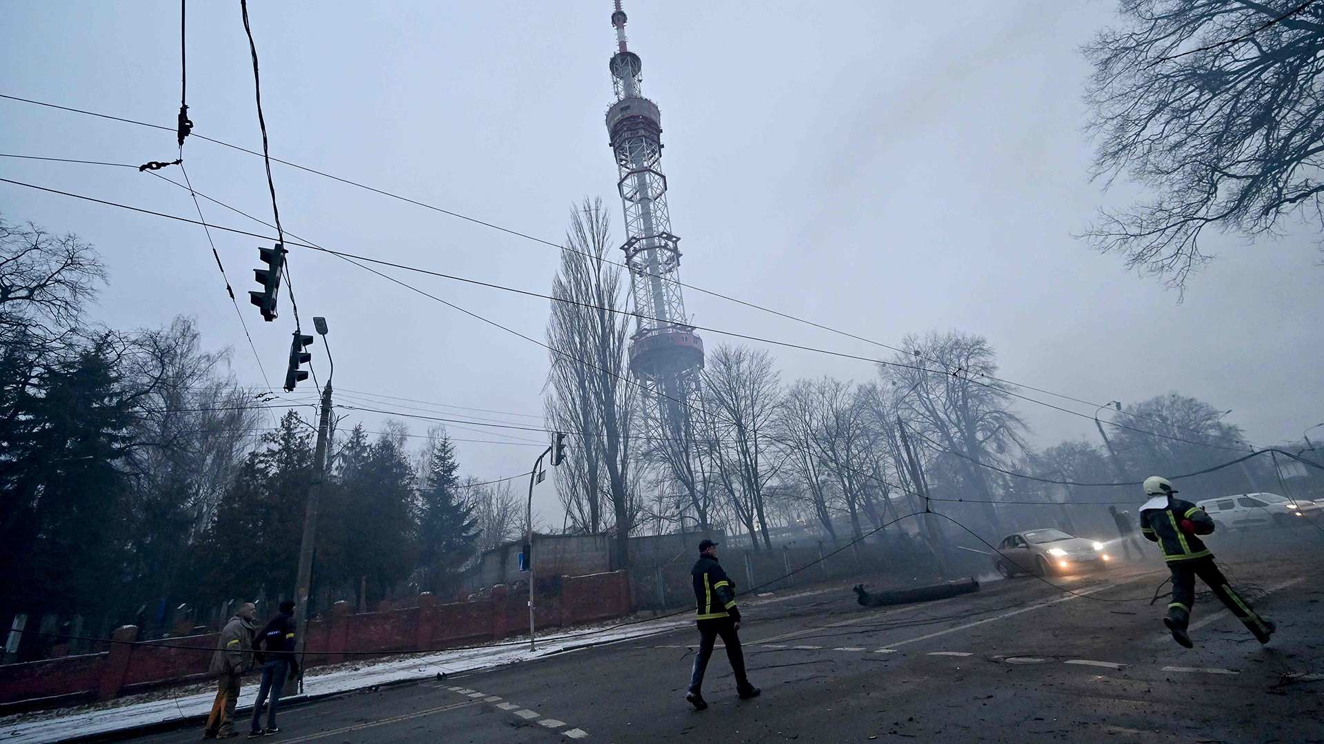  Ein Feuerwehrmann rennt, nachdem ein russischer Luftangriff den Hauptfernsehturm in Kiew getroffen hat. | AFP