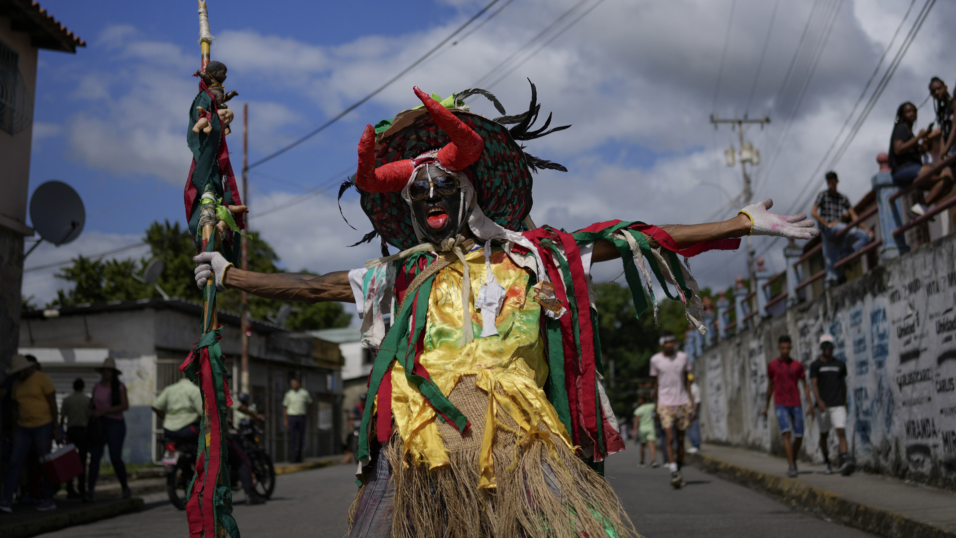 Ein als "Bolero" verkleideter Mann nimmt an den Feierlichkeiten zum Fest der Unschuldigen Kinder in Venezuela teil. | picture alliance/dpa/AP