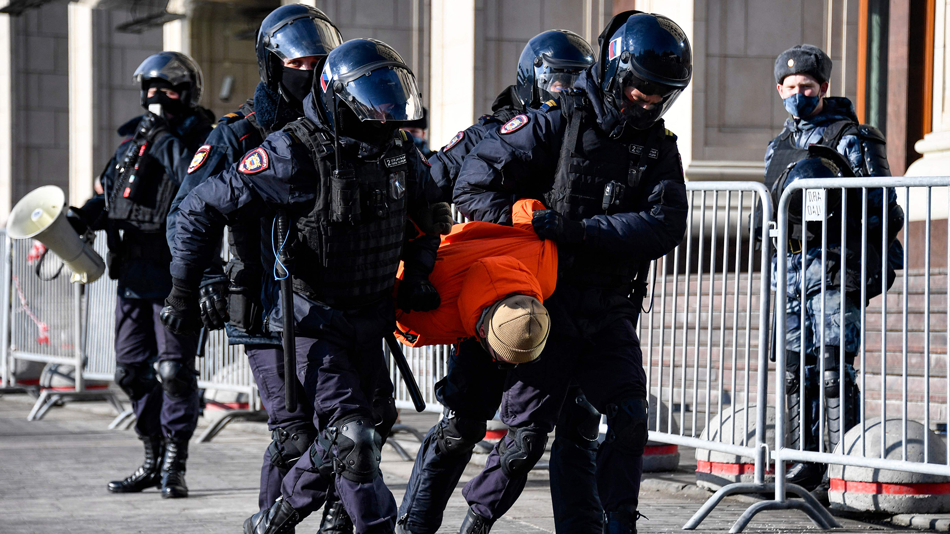Polizisten nehmen einen Mann während einer Protestaktion gegen russische Militäraktionen in der Ukraine auf dem Maneschnaja-Platz im Zentrum von Moskau fest. | AFP