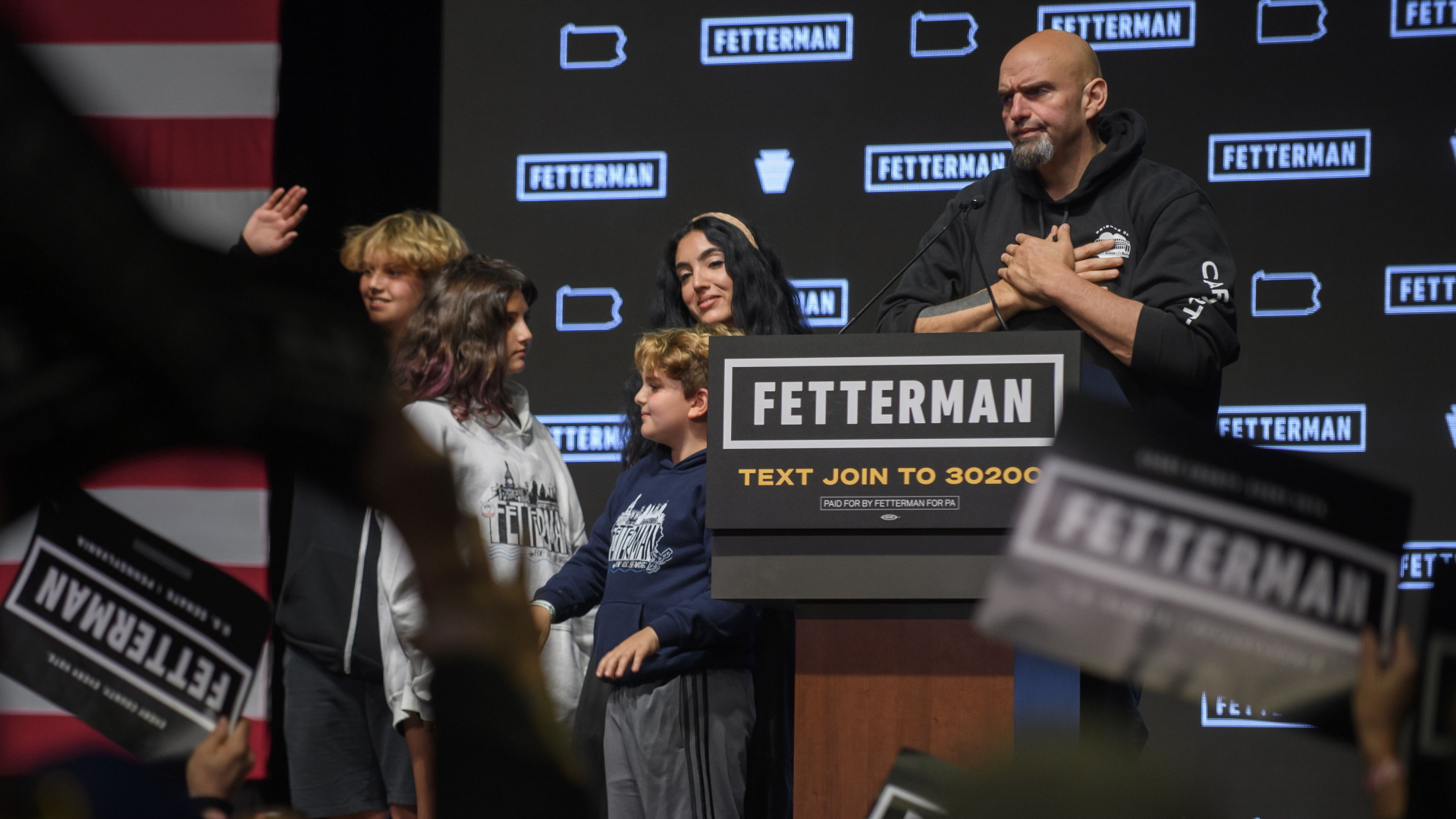 Der künftige US-Senator Fetterman bedankt sich mit seiner Familie in Pittsburgh (US-Bundestsaat Pennsylvania) bei Anhängern für ihre Unterstützung | AFP