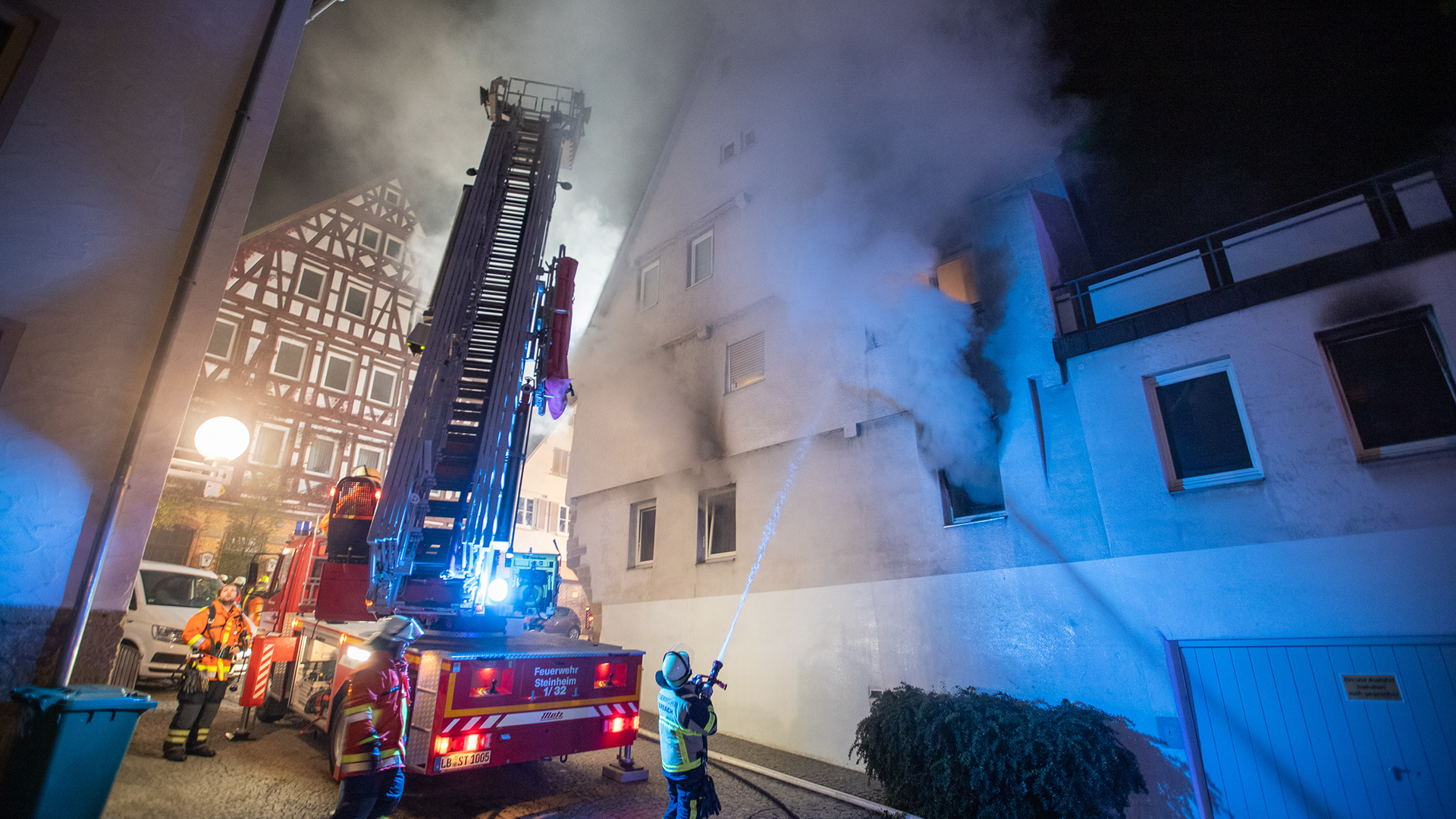 Feuerwehrleute löschen einen Brand in einem Gebäude in Marbach.  | Bildquelle: dpa