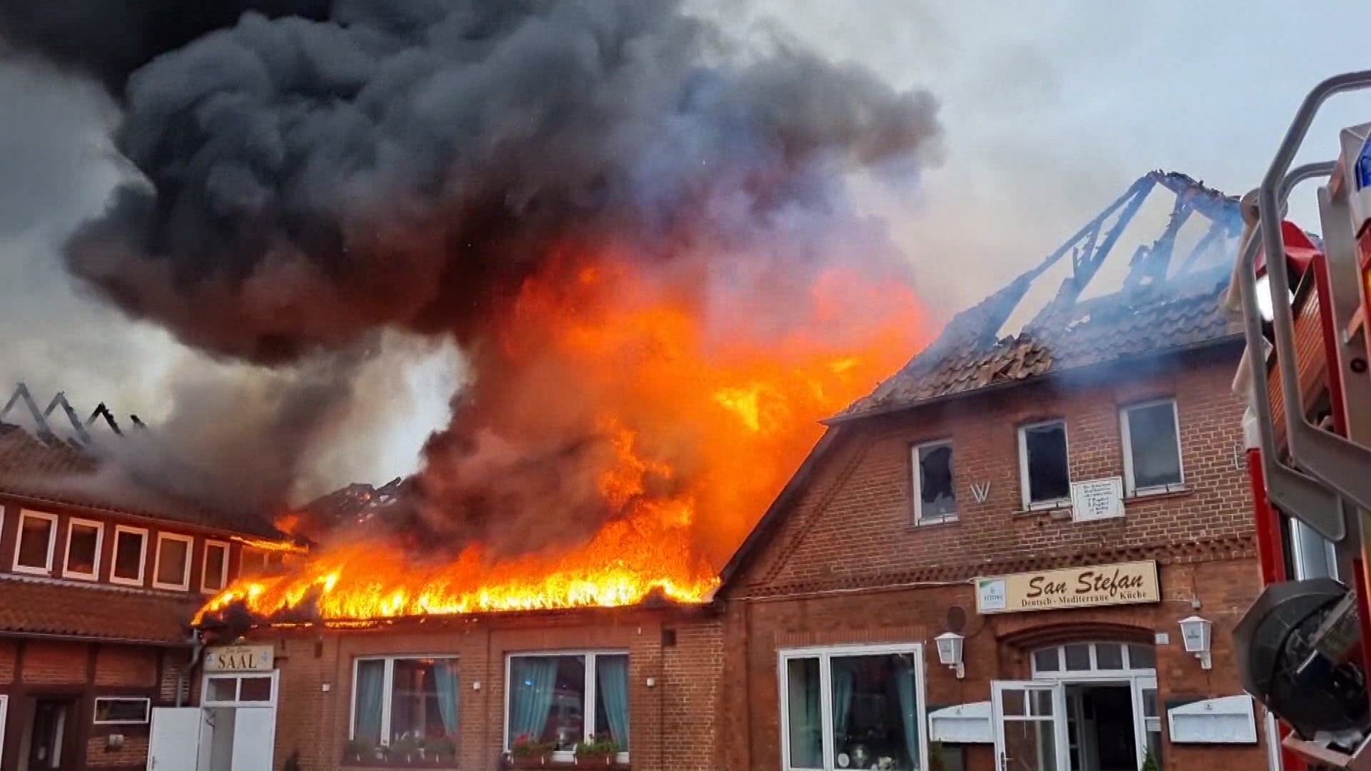 Neustadt am Rübenberge: Ein Gasthaus ist in der Region Hannover in Flammen aufgegangen und zerstört worden. | dpa