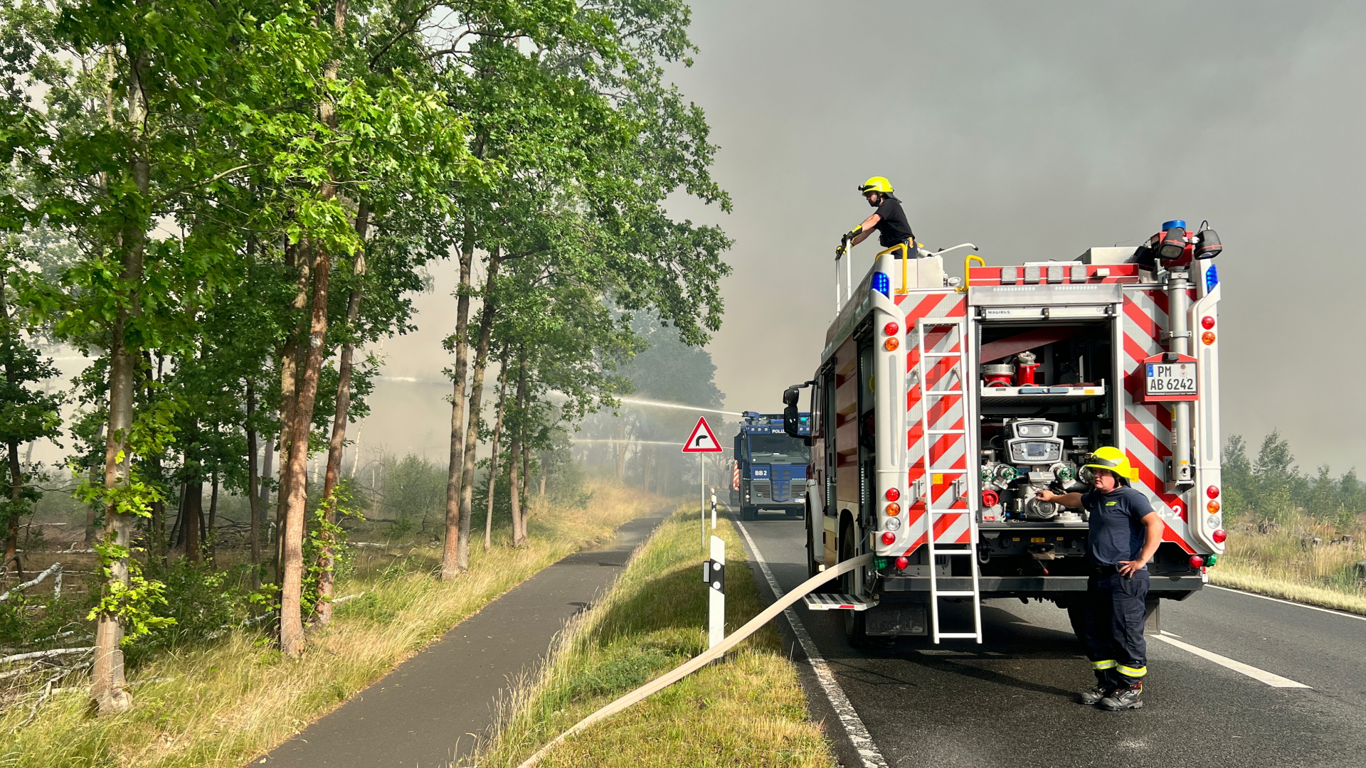 Feuerwehr in Brandenburg im Einsatz gegen den Großbrand bei Treuenbrietzen | dpa