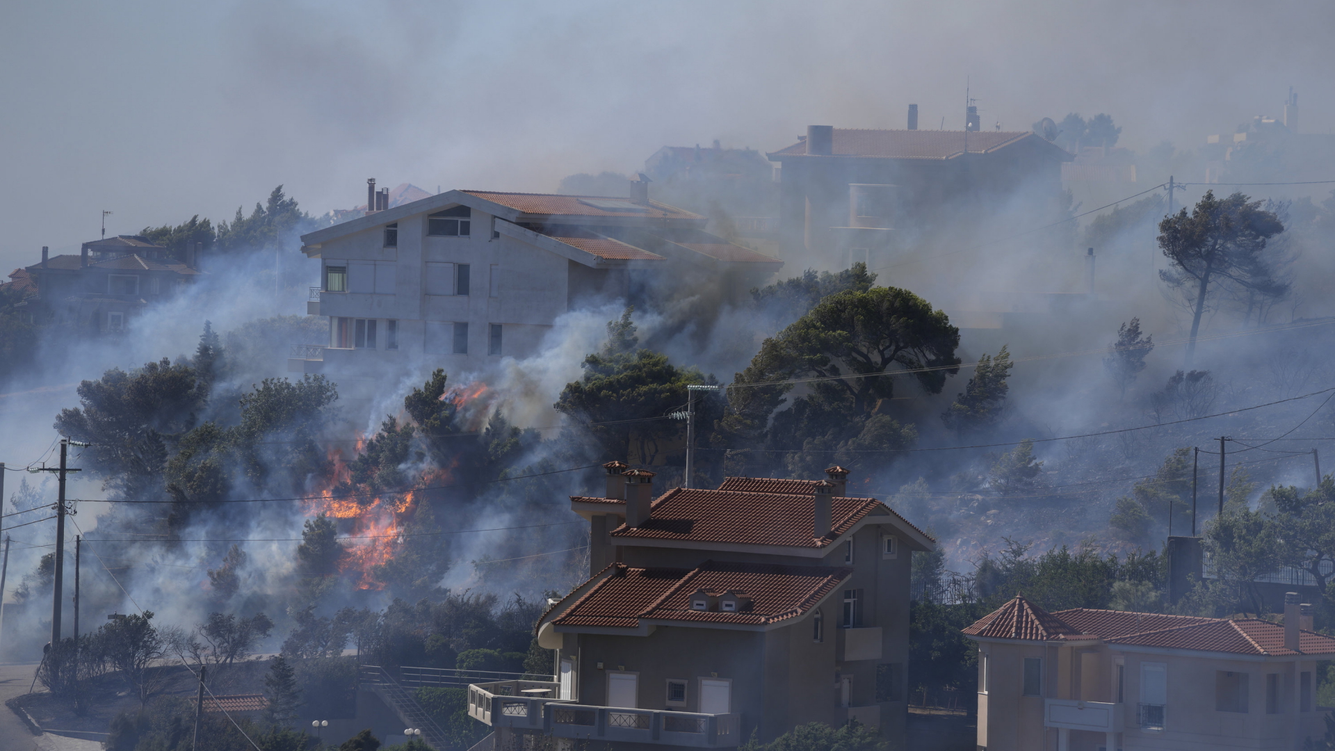 Rauch steigt von einem Feuer auf einem Berg in den nördlichen Vororten von Athen auf | AP