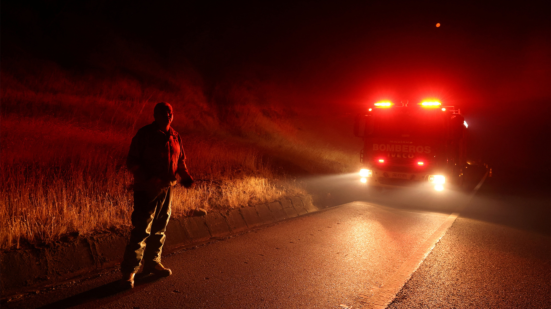 Ein Feuerwehrmann bekämpft einen Waldbrand in Chile | REUTERS