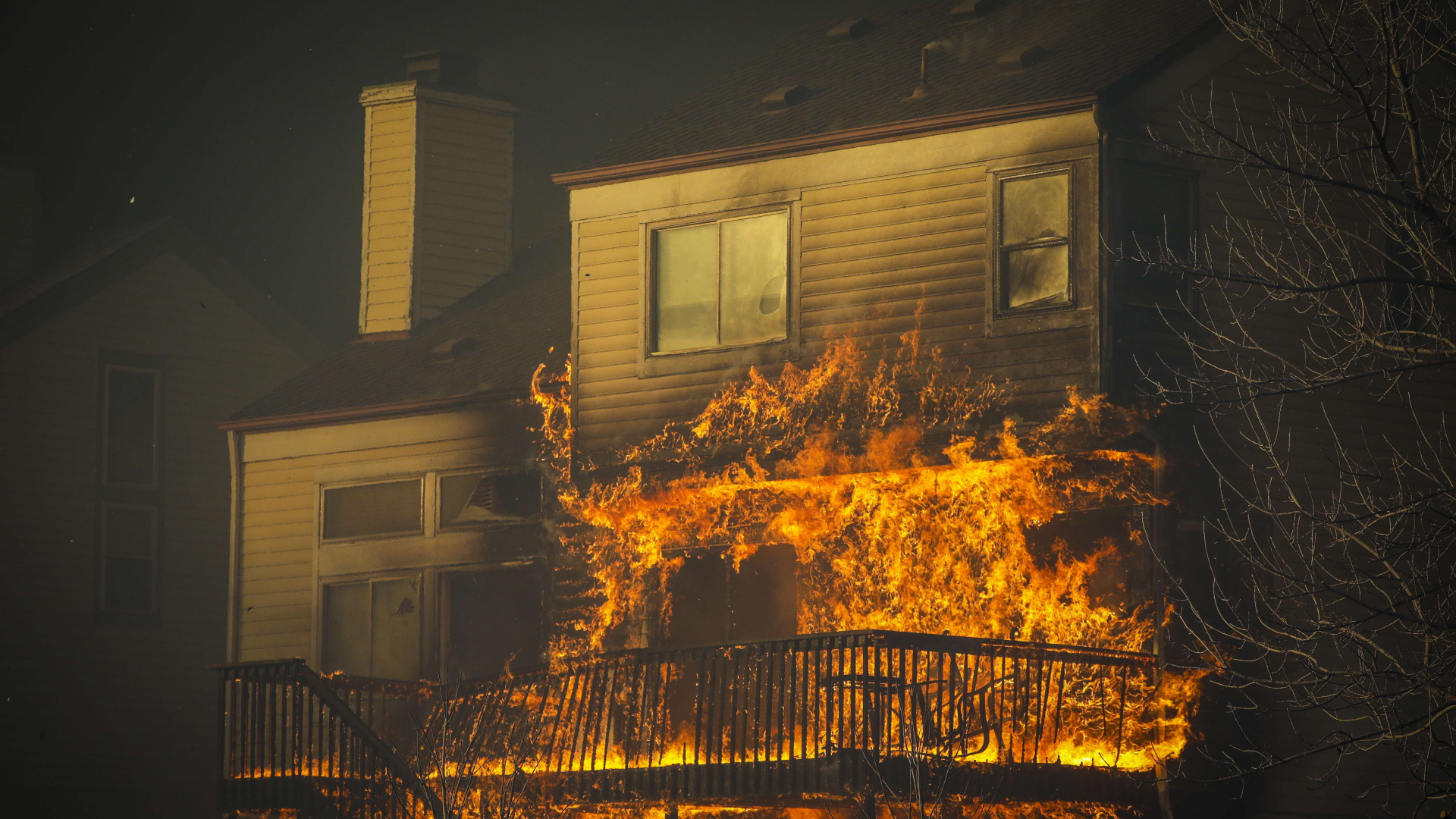 Ein Haus brennt, nachdem ein schnelles Lauffeuer durch ein Viertel in Louisville fegte. | AFP