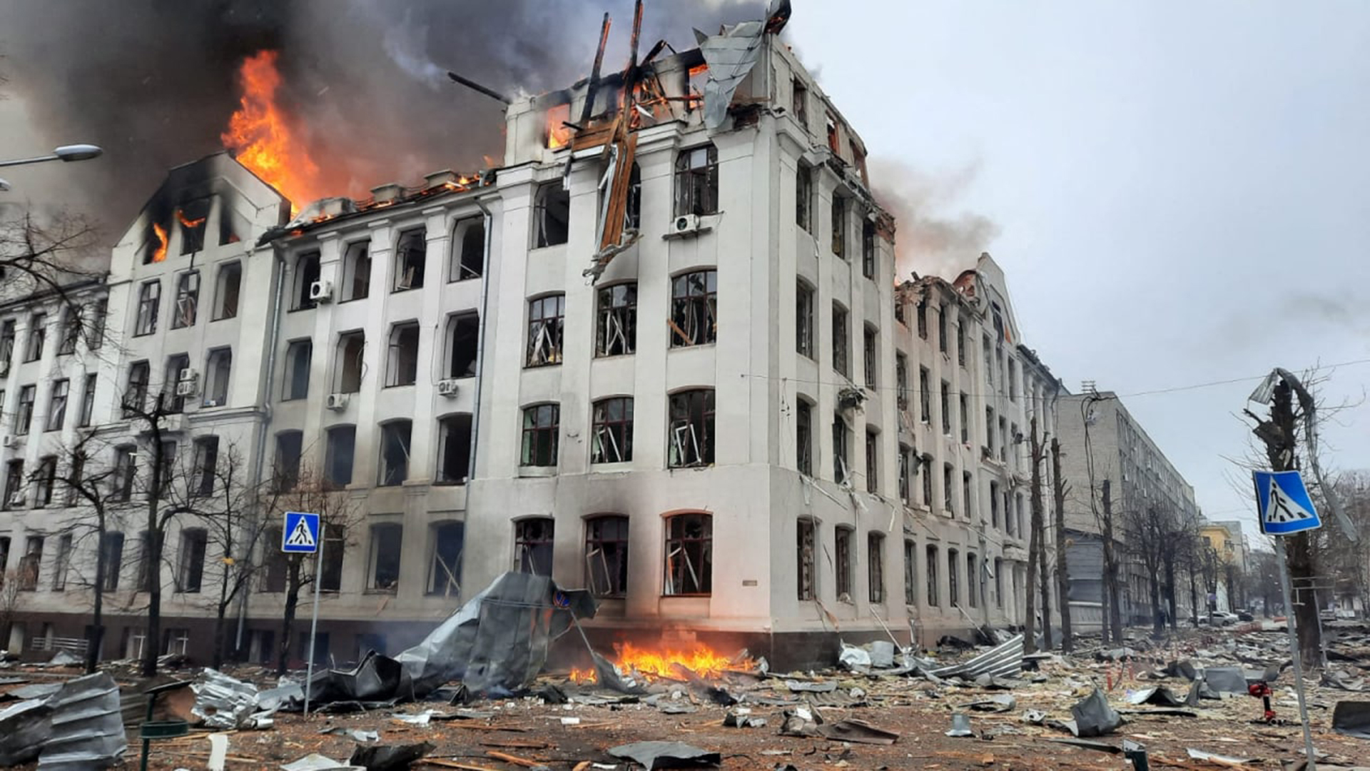 Das Gebäude der Regionalpolizei in Charkiw steht in Flammen.