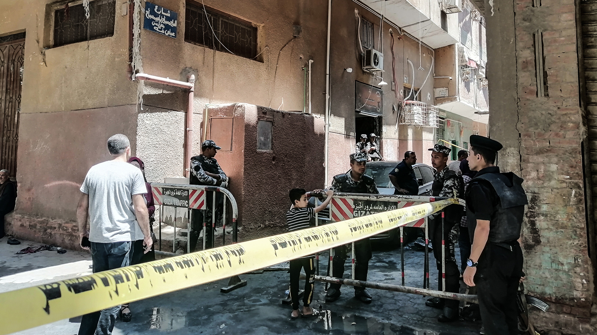 Sicherheitskräfte stehen an der abgesperrten Stelle in Gizeh, an der während eines Sonntagsgottesdienstes in der koptischen Abu-Sefein-Kirche ein Großbrand ausgebrochen ist. | dpa