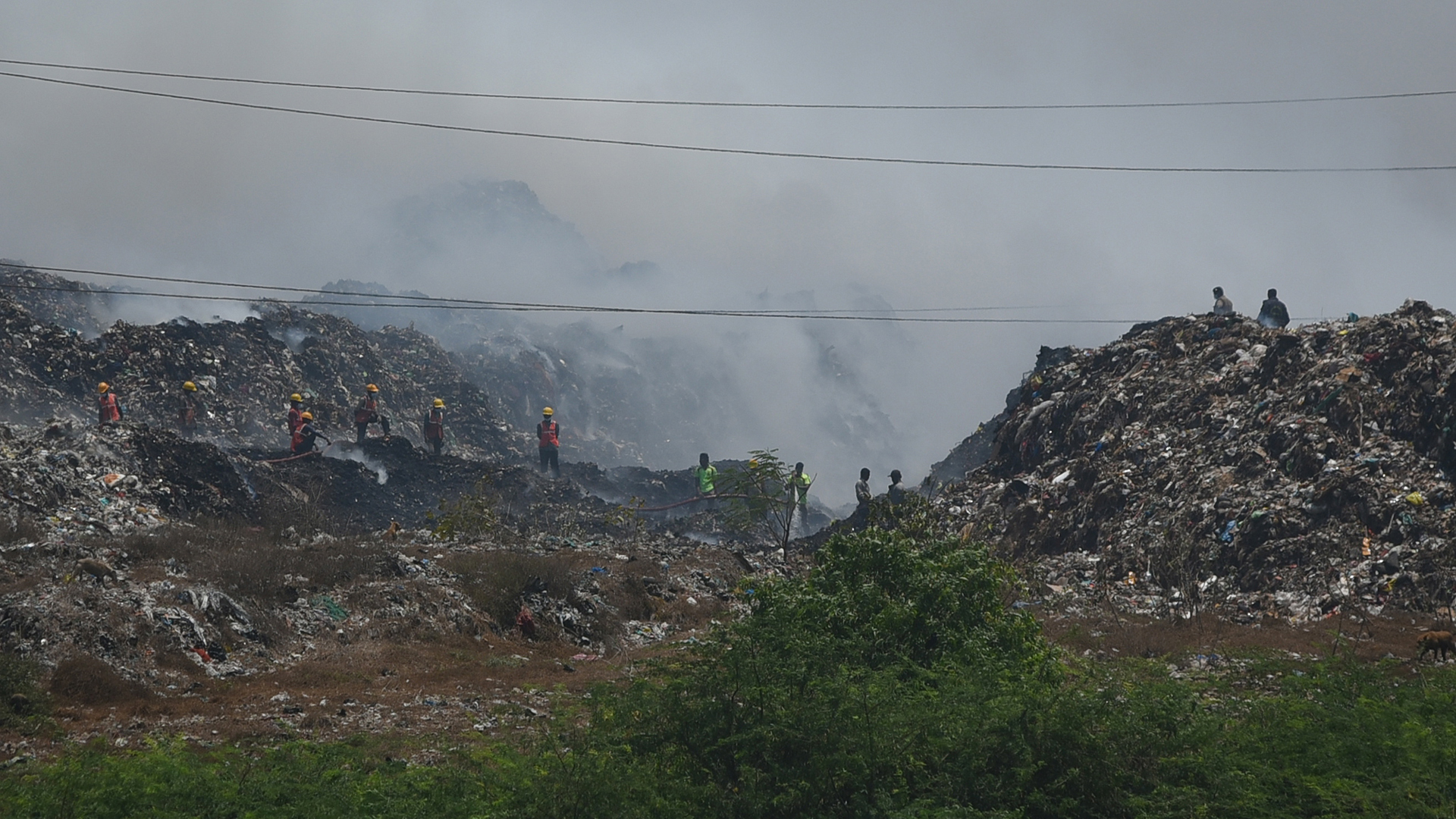 Feuerwehrleute beim Einsatz auf einer brennenden Mülldeponie in Chennai (Indien). | EPA