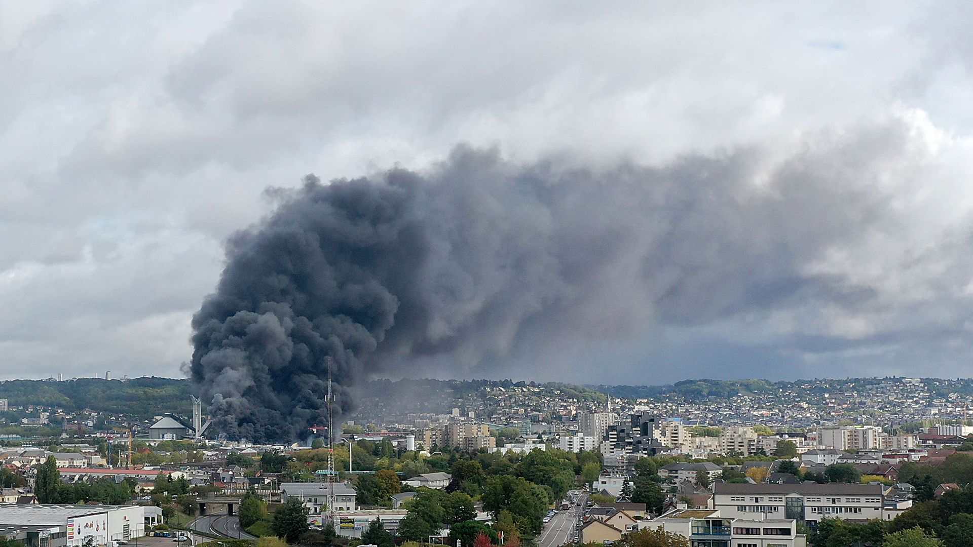 Brand steigt über einer Chemiefabrik in Rouen in den Himmel