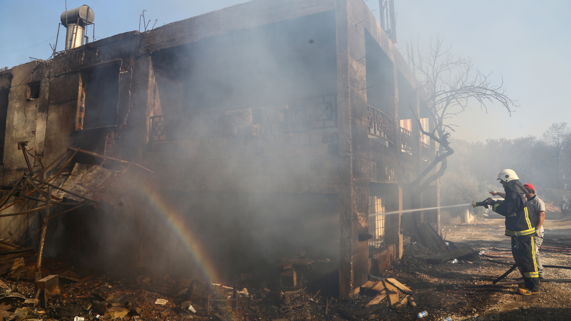 Ein Feuerwehrmann löscht Haus in der türkischen Stadt Manavgat. | REUTERS