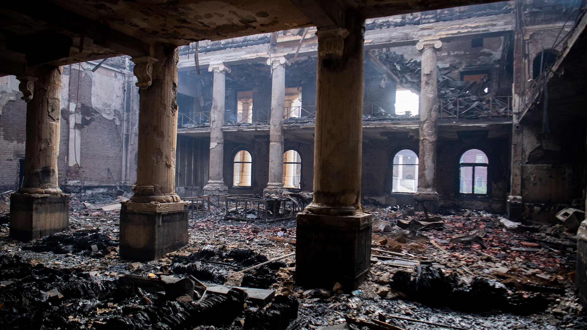 Blick in die ausgebrannte Bibliothek der Universität von Kapstadt. | AP