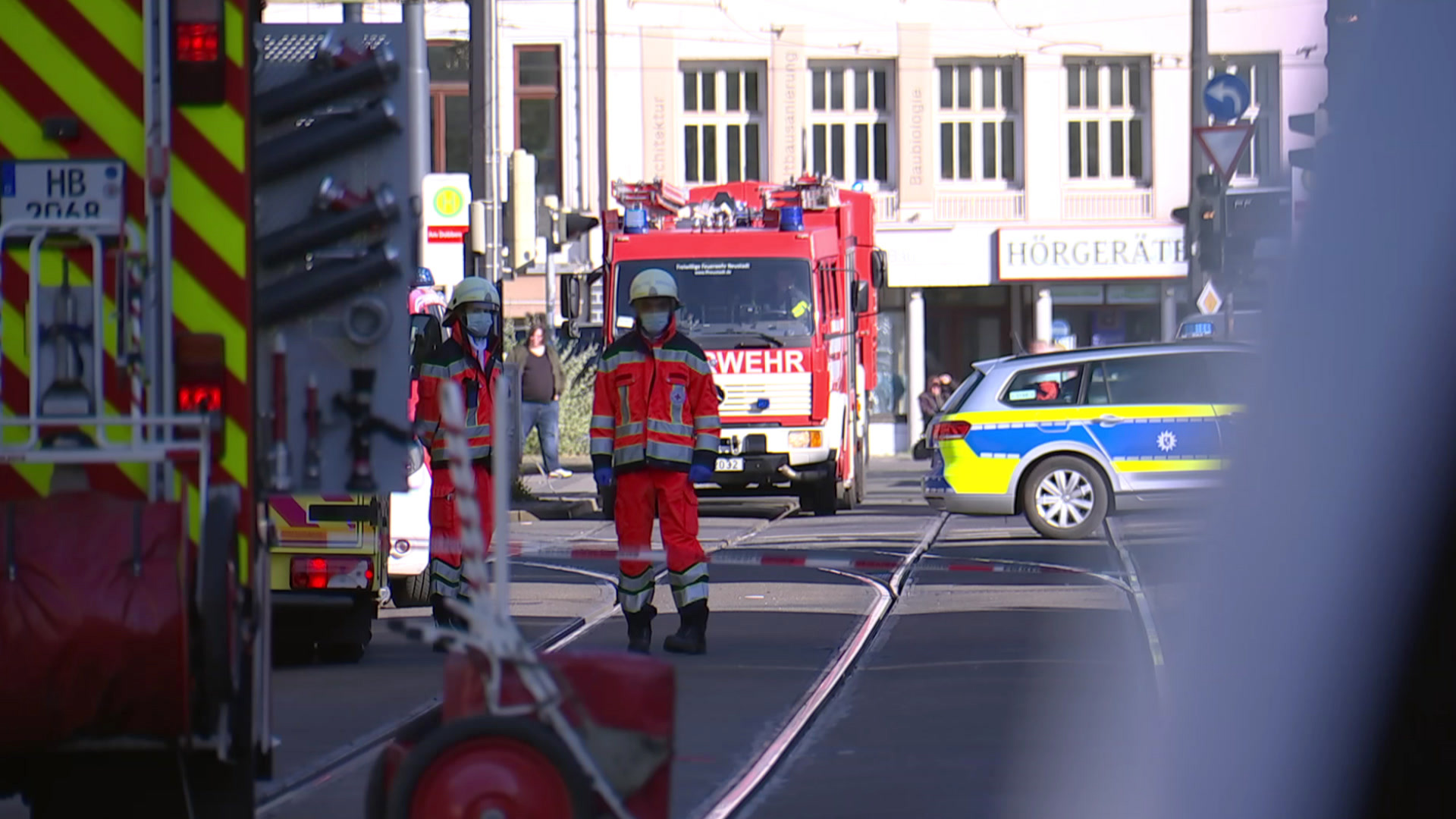 Feuerwehr und Polizei bei einem Einsatz in Bremen | Radio Bremen