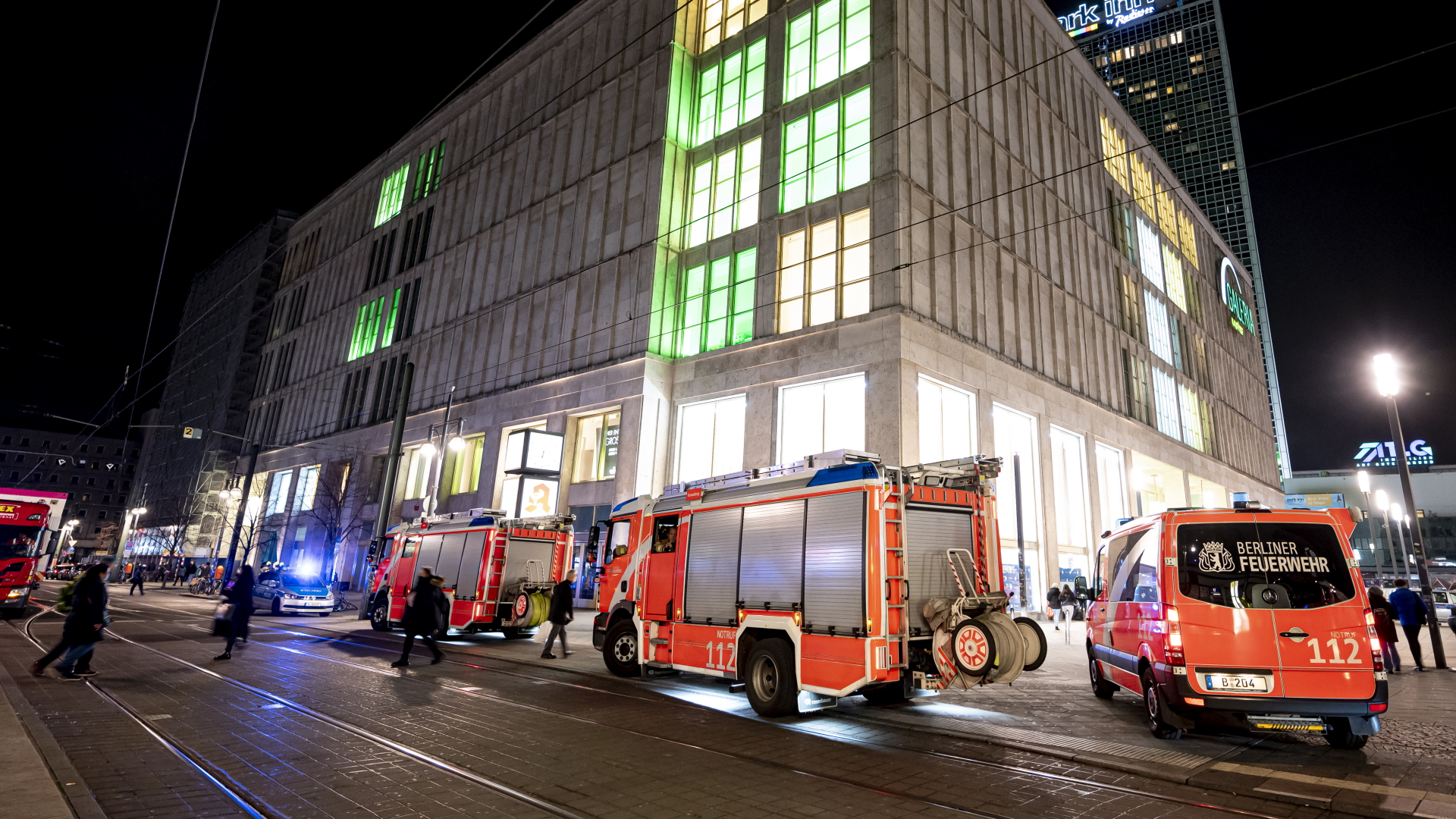 Fahrzeuge der Feuerwehr stehen vor einer Galeria-Filiale in Berlin | dpa