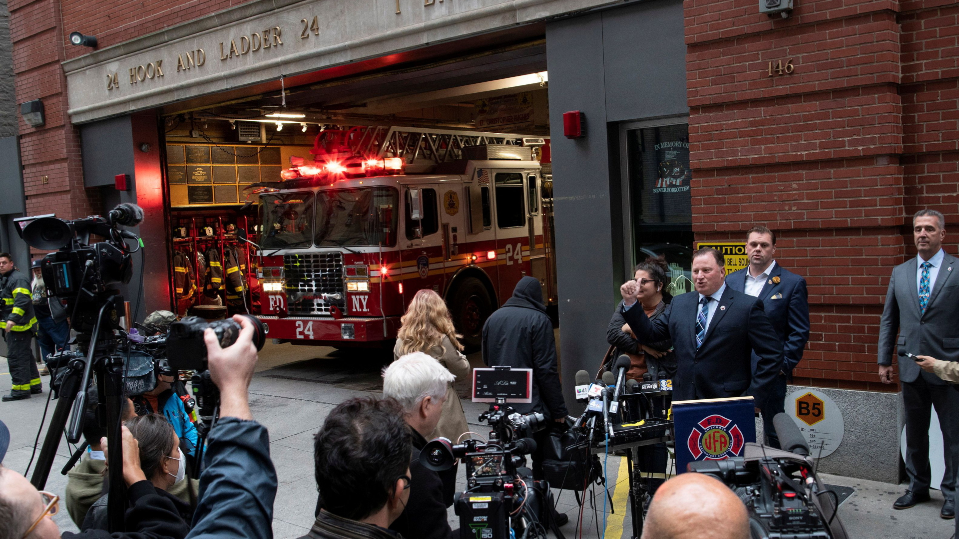 New Yorks Feuerwehr-Verbandschef Andrew Ansbro spricht vor einer Wache. | REUTERS