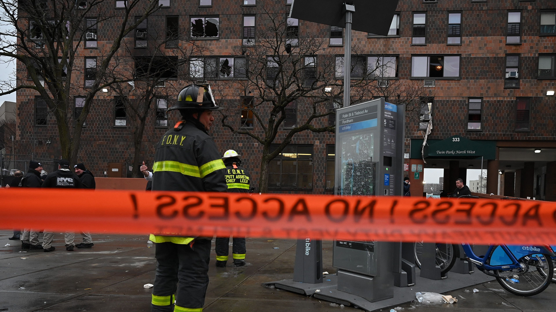 Feuerwehrleute stehen vor einem abgebrannten Wohnhaus in New York. | AFP