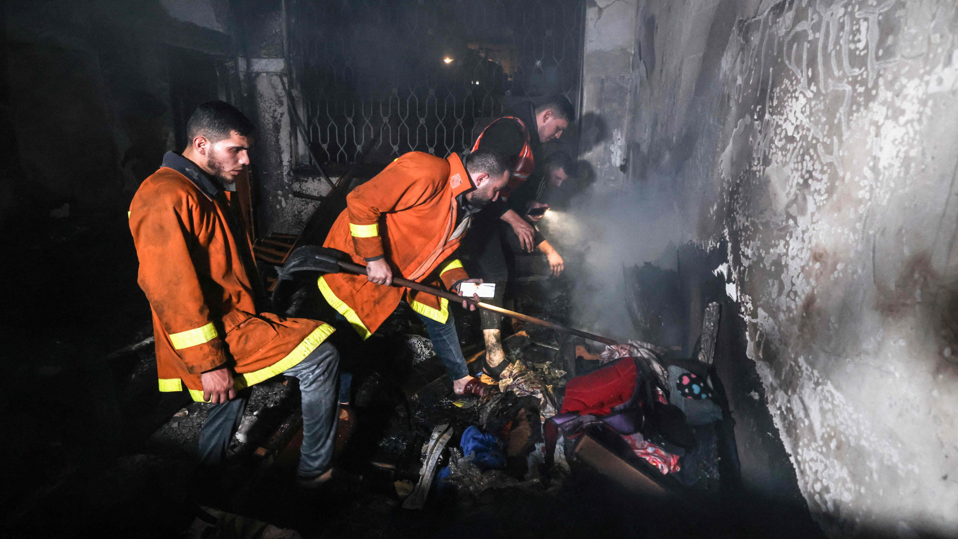 Palästinensische Feuerwehrleute löschen ein Feuer, das in einer Wohnung im nördlichen Gazastreifen ausgebrochen ist. | AFP