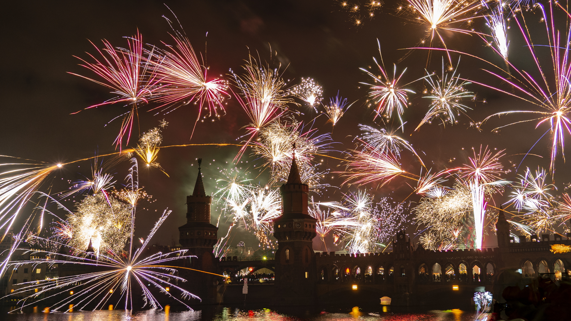 Berlin: Ein Feuerwerk entlädt sich über der Oberbaumbrücke während der Neujahrsfeier. | Bildquelle: dpa