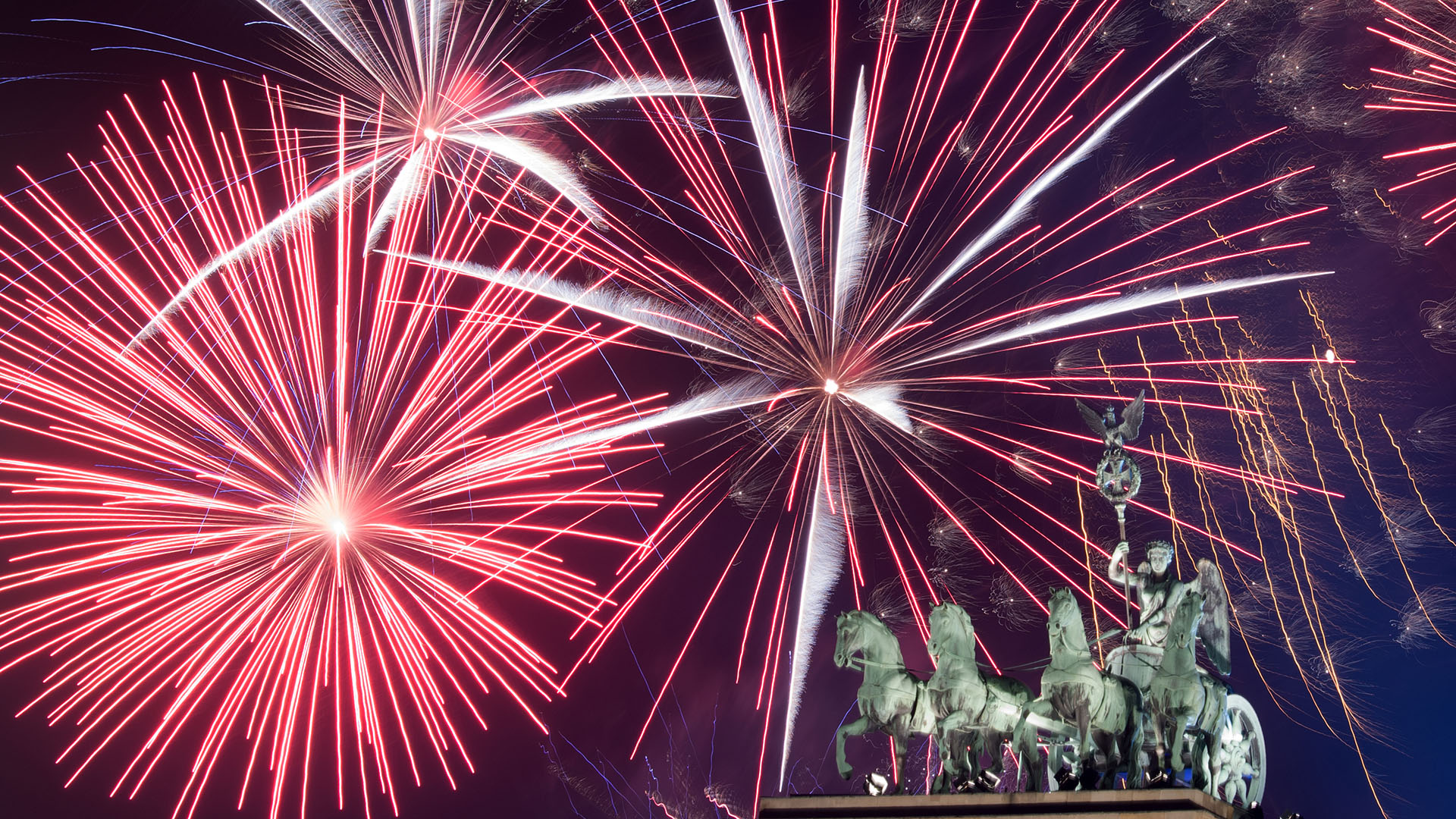 Ein Feuerwerk ist während Deutschlands größter Silvesterparty hinter dem Brandenburger Tor zu sehen. (Archivbild: 01.01.2018) | picture alliance/dpa