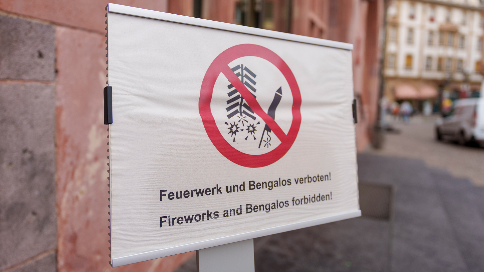 Ein Schild weißt auf das Feuerwerksverbot hin. | picture alliance/dpa
