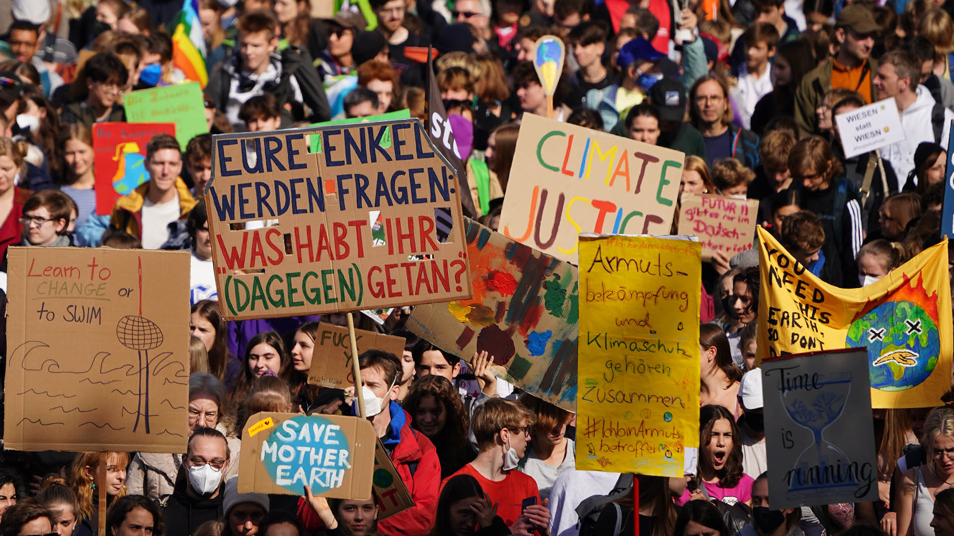 Ein Demonstrationszug von "Fridays for Future" in Berlin. | EPA