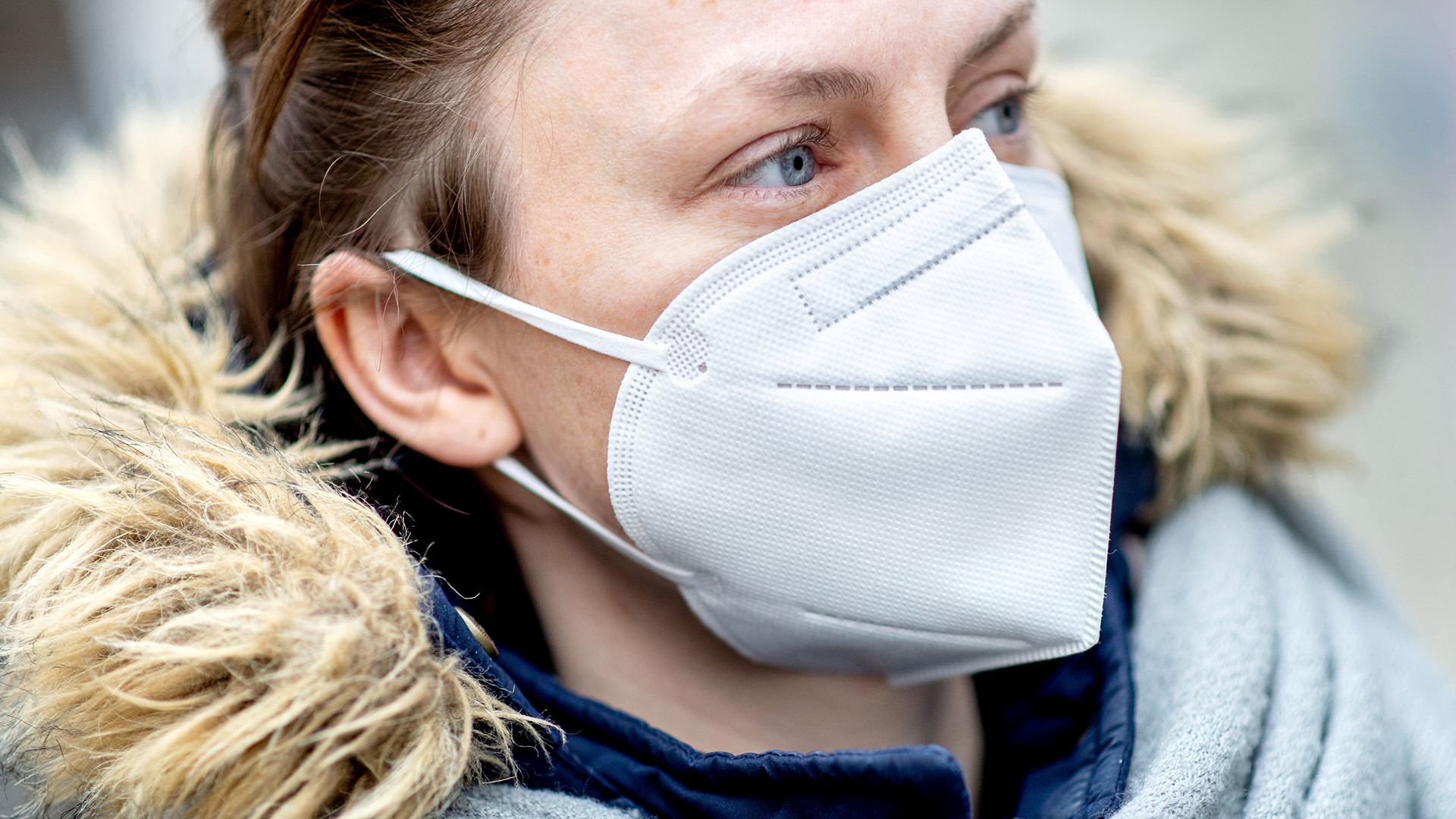 Eine junge Frau traegt eine FFP2-Atemschutzmaske | picture alliance / Hauke-Christi