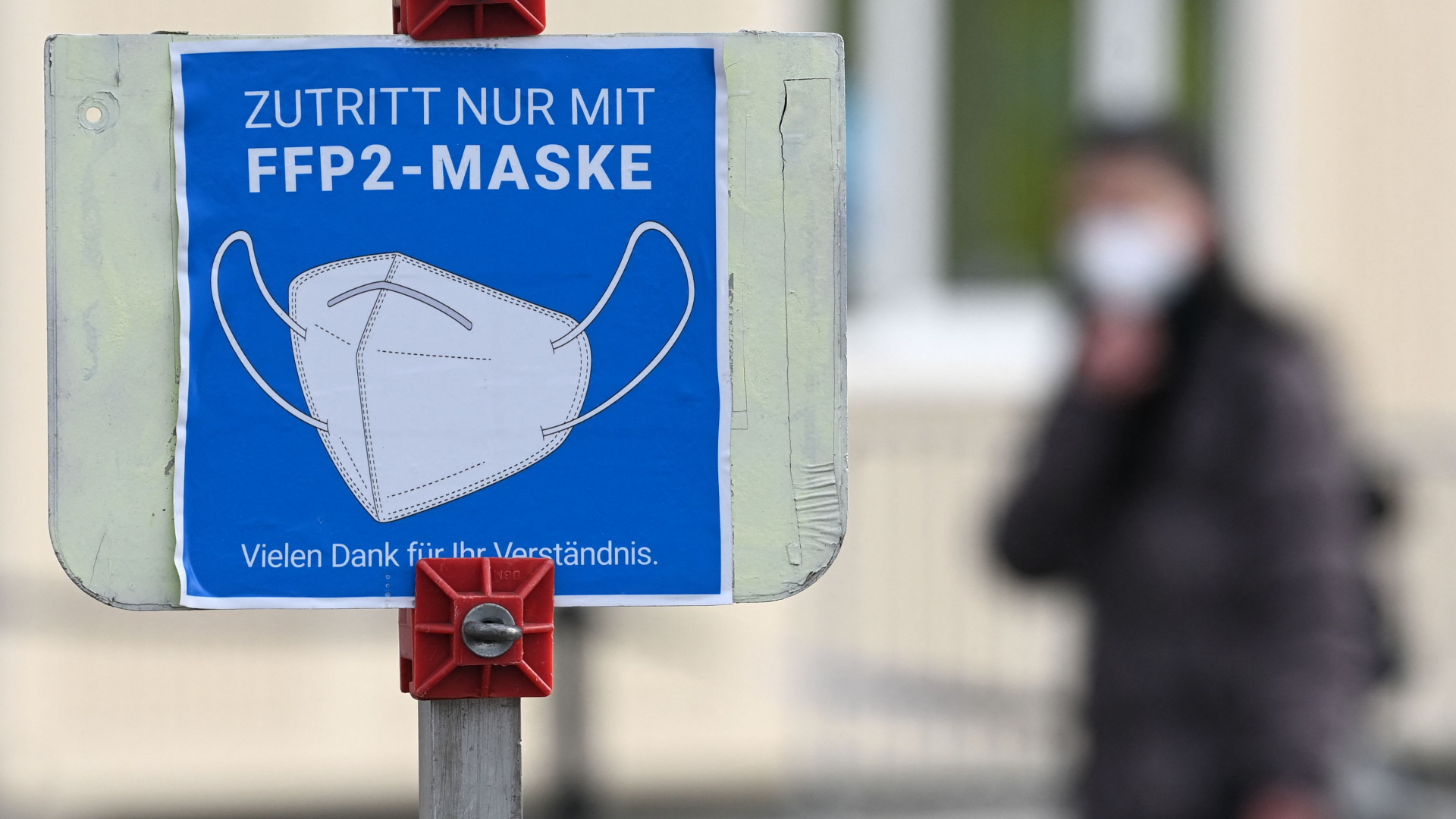 Ein Schild mit dem Hinweise zum Tragen einer FFP2-Maske in München | AFP