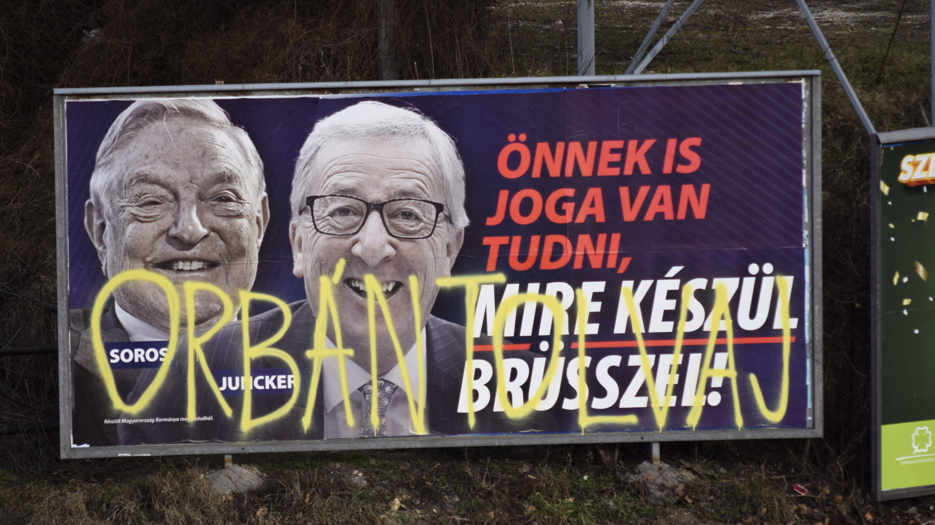 Plakat einer Fidesz-Kampagne, das Soros und Juncker zeigt | AP