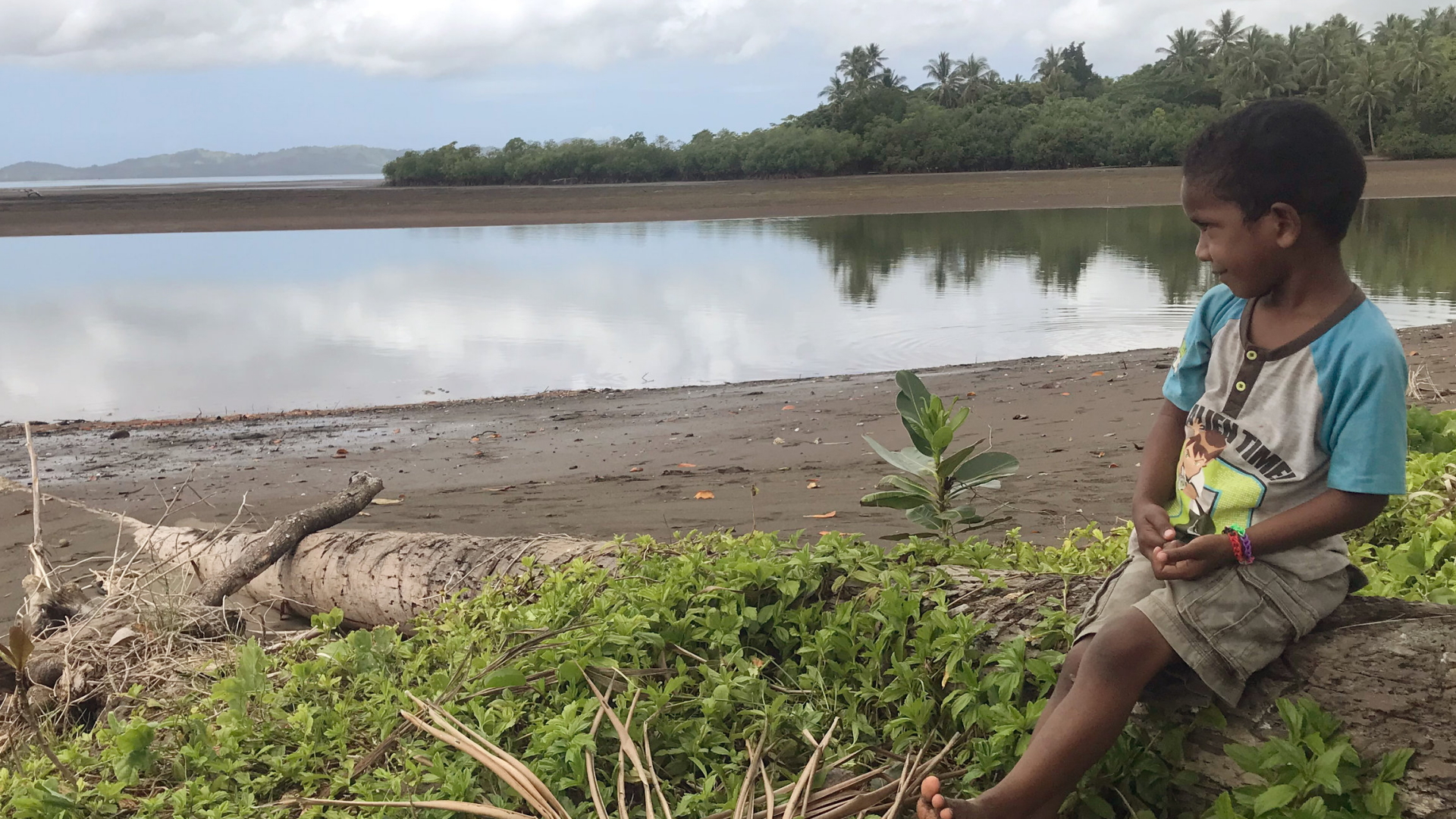 Ein Junge auf den Fidschi-Inseln blickt aufs Wasser. Sein Dorf musste wegen des steigenden Pegels verlegt werden.  | dpa