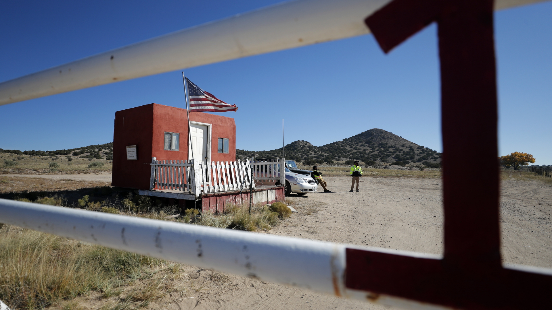 Die Bonanza Creek Ranch in Santa Fe, New Mexico, einen Tag nach einem Zwischenfall, bei dem ein Crewmitglied getötet und ein weiteres verletzt wurde. | dpa