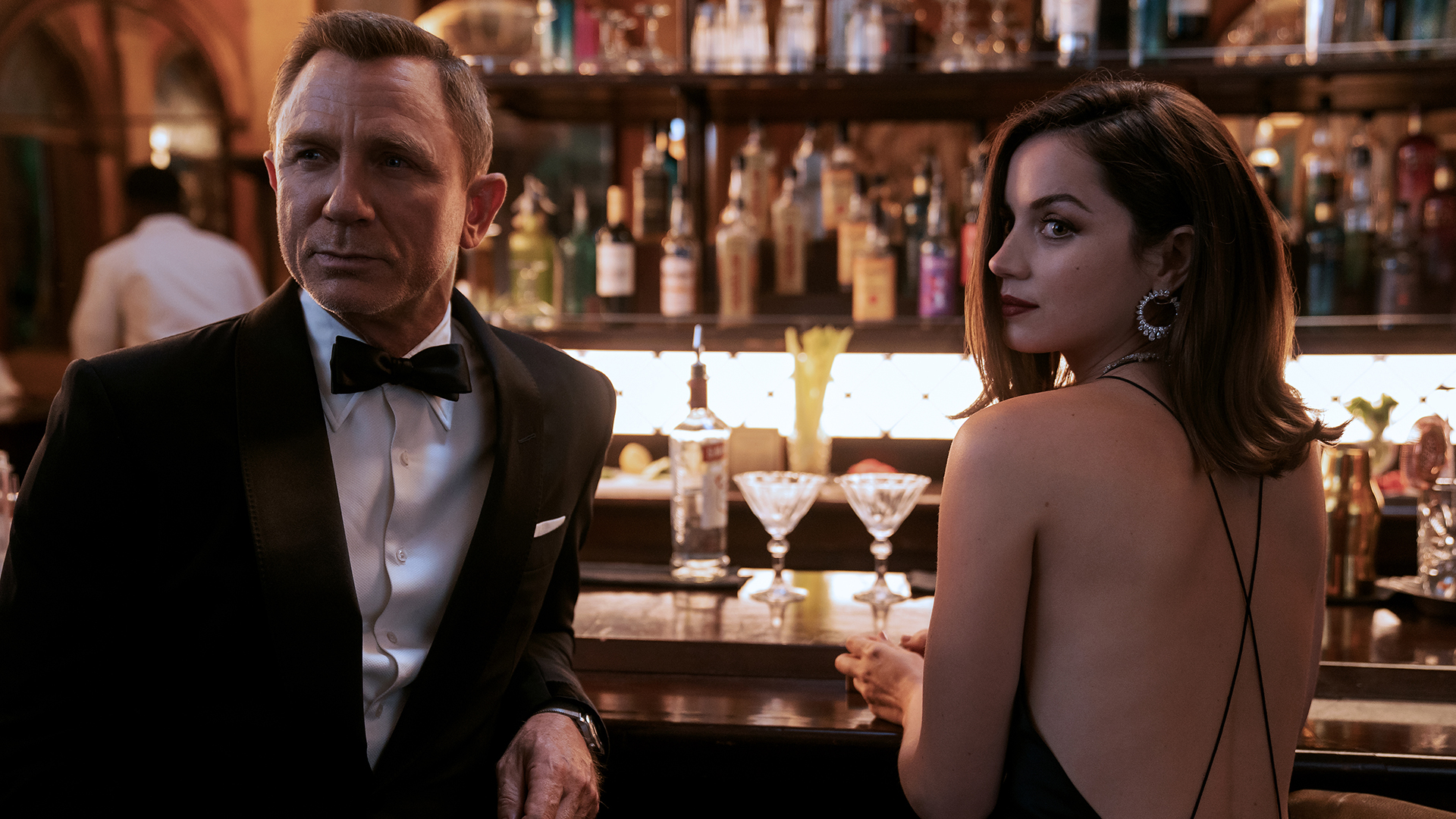 Eine Szene des Films "James Bond 007 - Keine Zeit zu sterben" | Nicola Dove/Universal Pictures/dpa