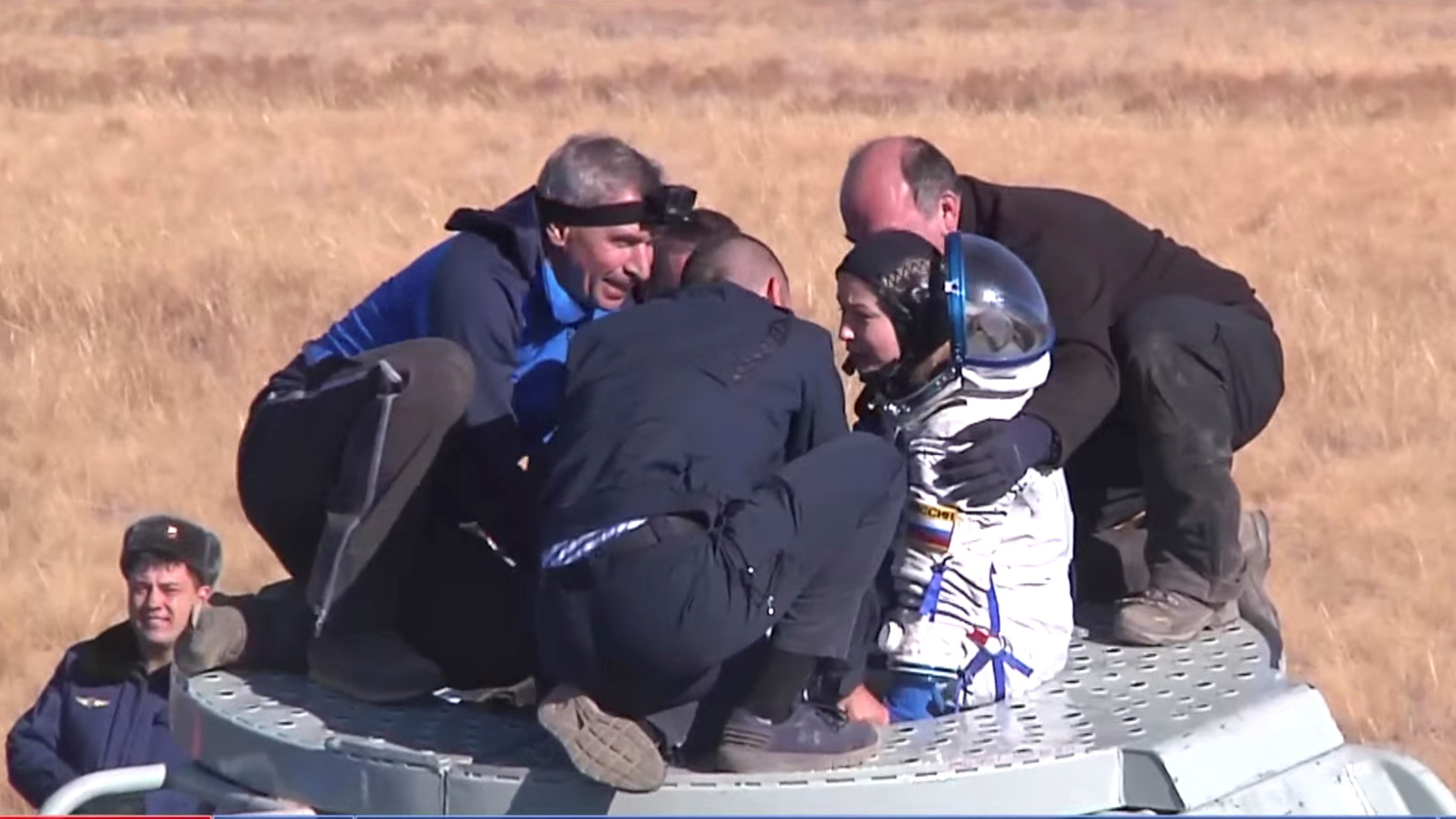 Ein russisches Filmteam landet nach Dreharbeiten auf der ISS in der kasachischen Steppe. | via REUTERS