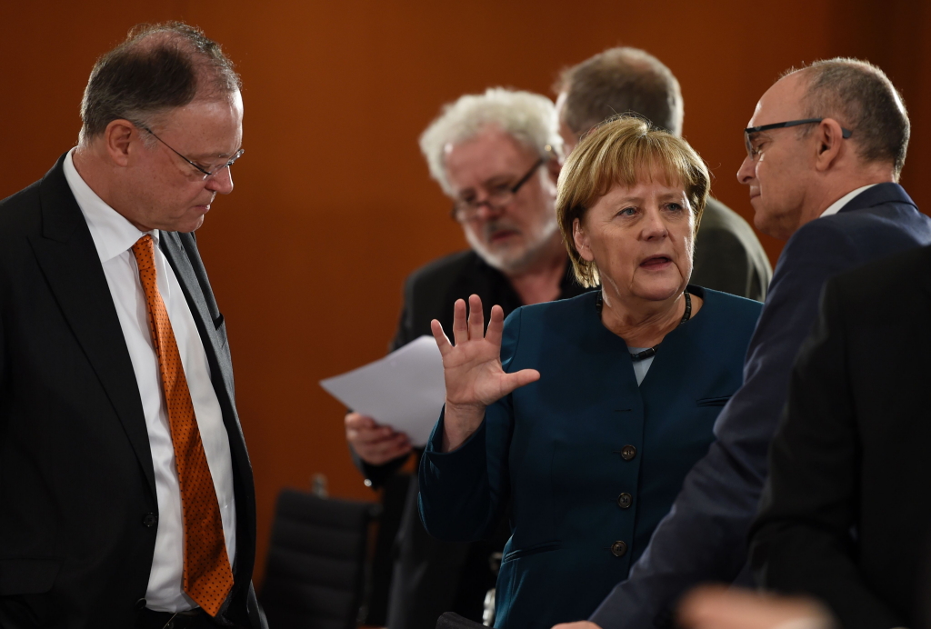 Kanzlerin Merkel, der niedersächsische Ministerpräsident Weil (l.) und sein mecklenburgischer Kollege Sellering (r.) | AFP