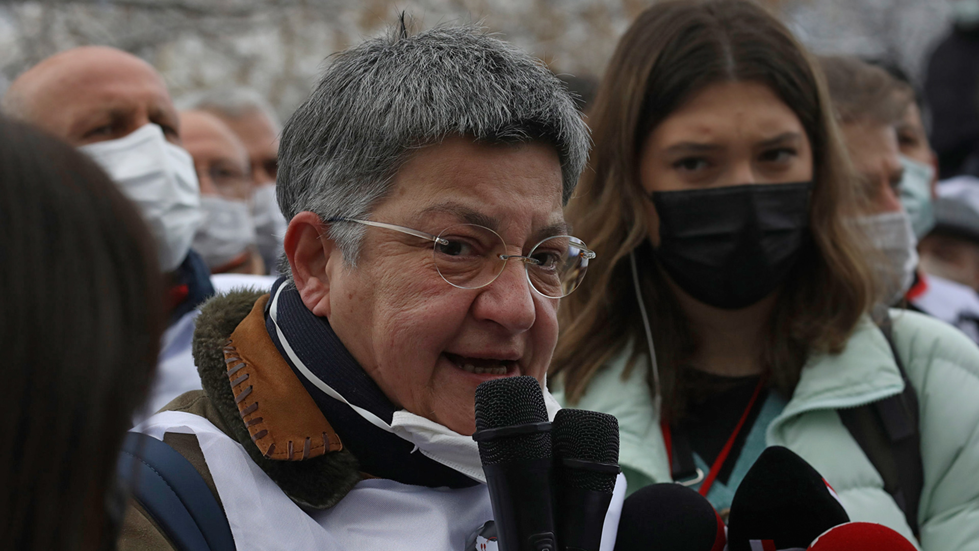 Die türkische Ärztin und Menschenrechtlerin Sebnem Korur Fincanci während einer Protestaktion in Ankara, Türkei. | AP