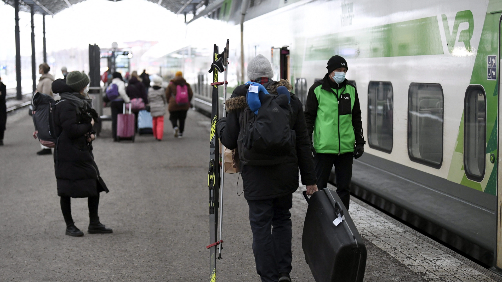 Ein Reisender mit Koffer und Skiern am Hauptbahnhof Helsinki  | dpa