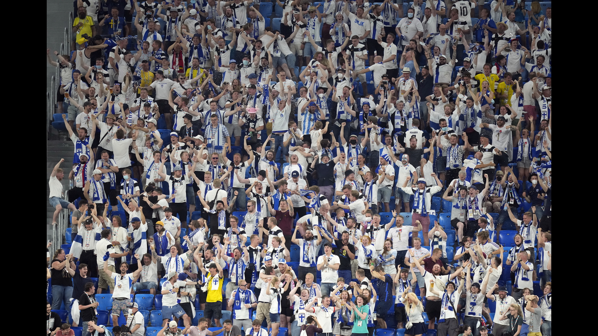 Finnische Fans beim EM-Spiel gegen Belgien in St. Petersburg | EPA