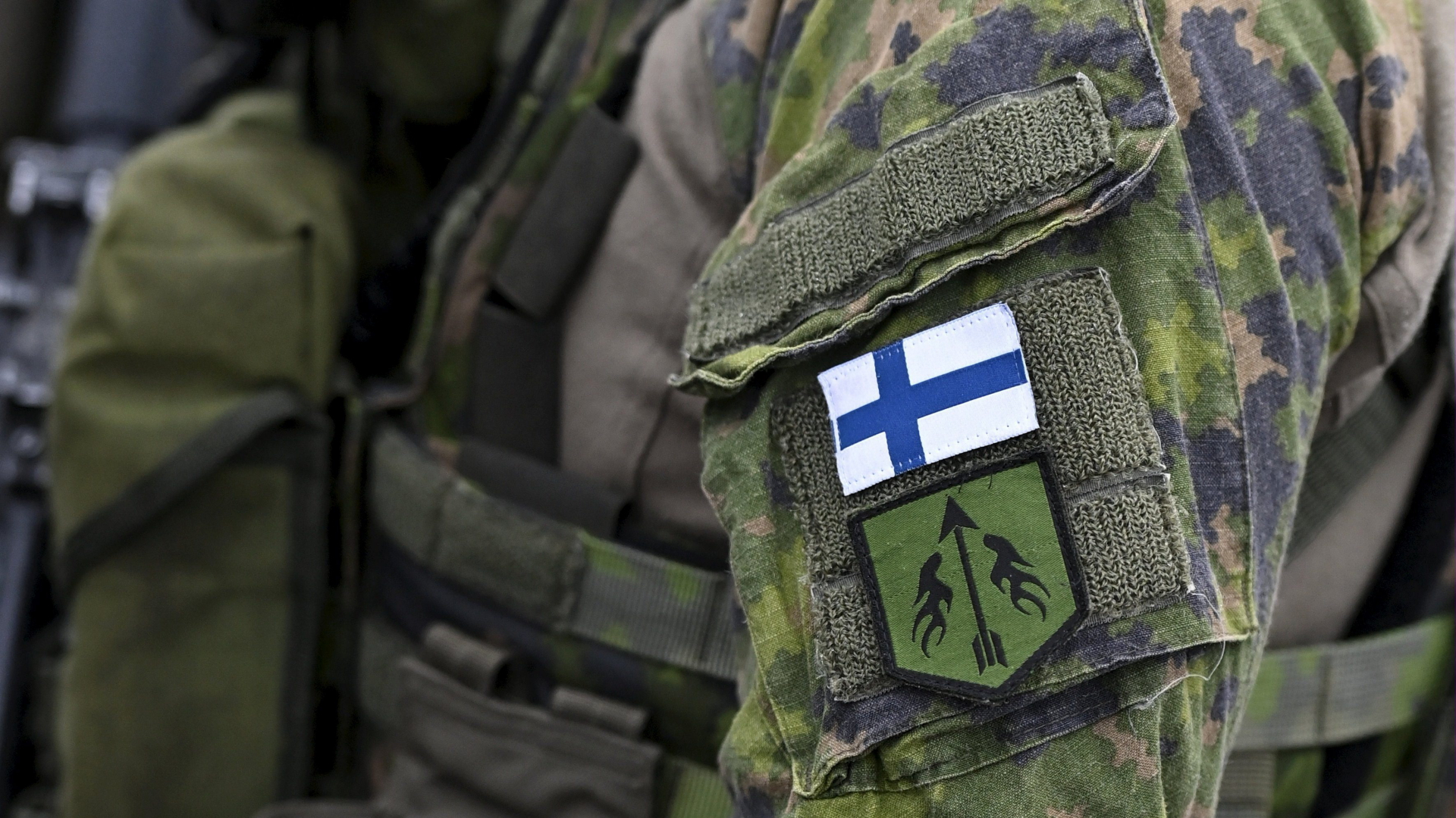 Die finnische Flagge am Ärmel einer Soldatenuniform. | dpa