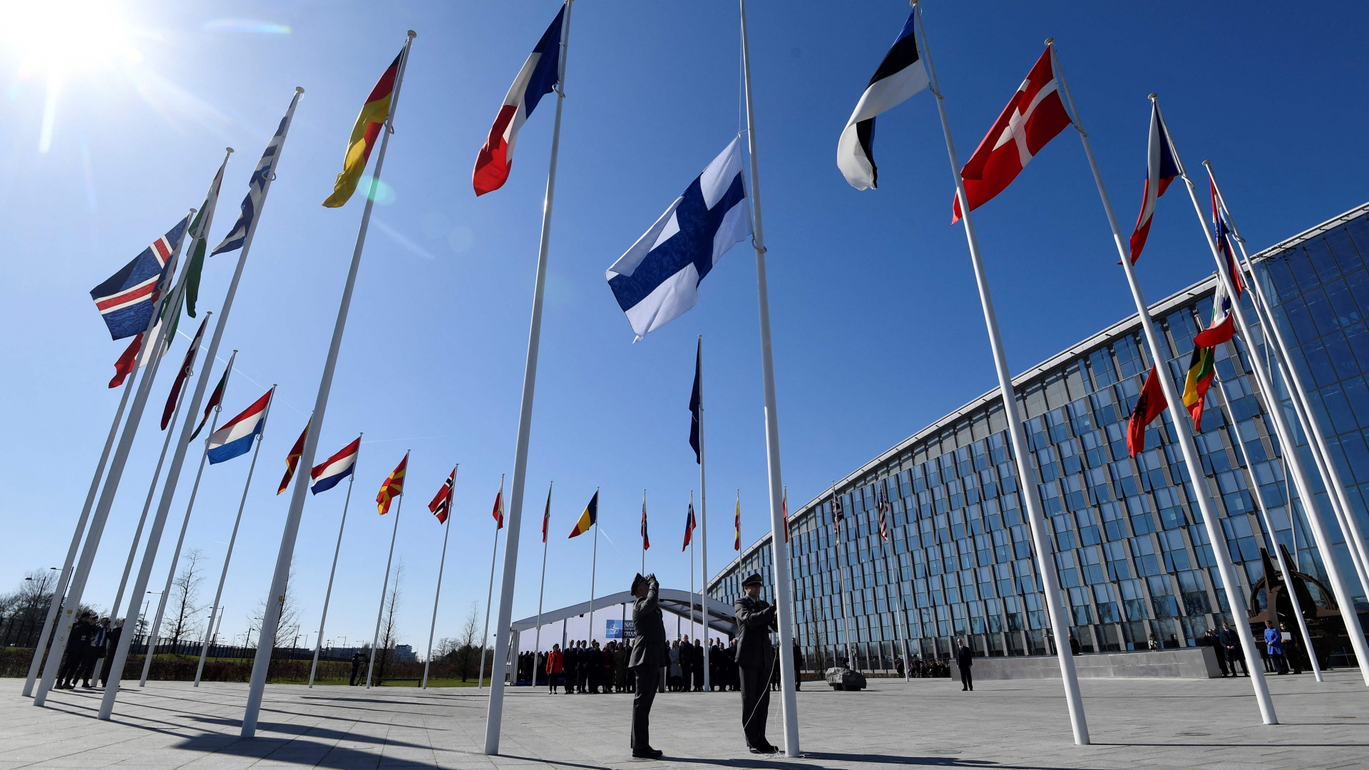 Finnische Militärangehörige hissen die finnische Nationalflagge im NATO-Hauptquartier in Brüssel.