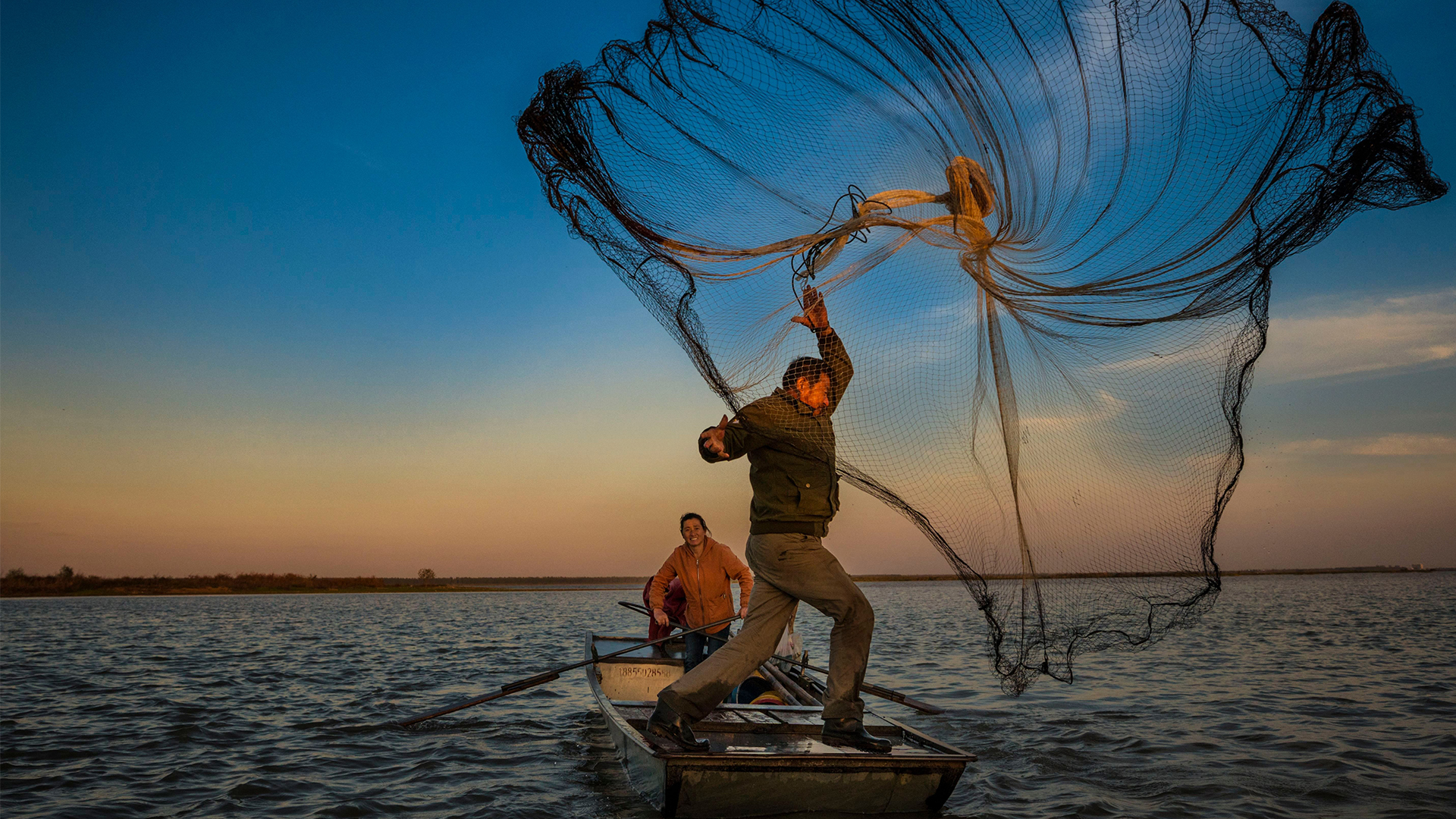 Ein Fischer wirft mit seiner Frau im Fischerdorf Yanhu in der Nähe von Yangzhou (China) ein Netz zum Fischfang aus. | ALEKSANDAR PLAVEVSKI/EPA-EFE/REX