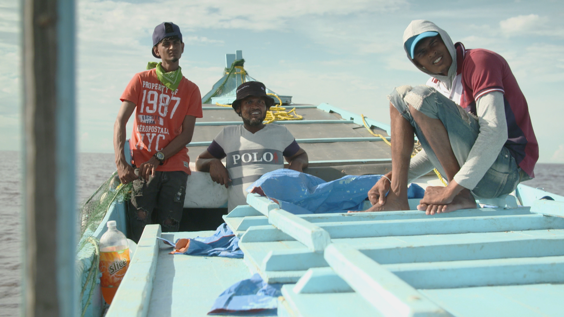 Fischer sitzen in den Gewässern vor Guyana auf einem Fischerboot. |  Patrick Knappich